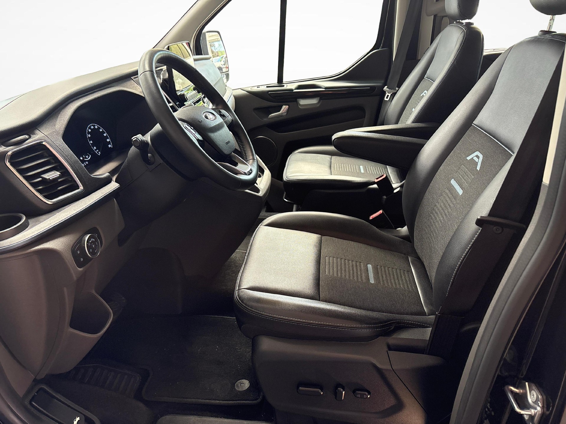 FORD Tourneo C Bus 320 L2 2.0 TDCi 170 Active-image-9