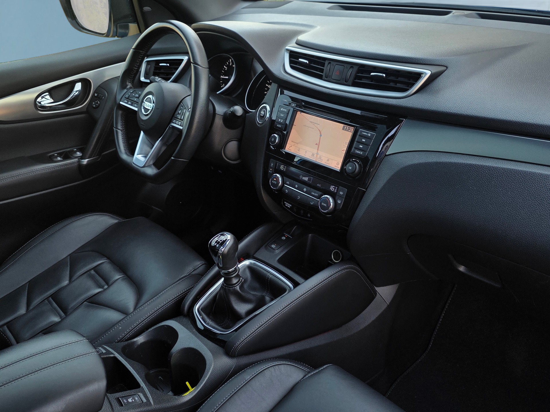 NISSAN Qashqai 1.3 DIG-T MHEV Visia * Vollausstattung * Anhängerkupplung * Panoramadach *-image-20
