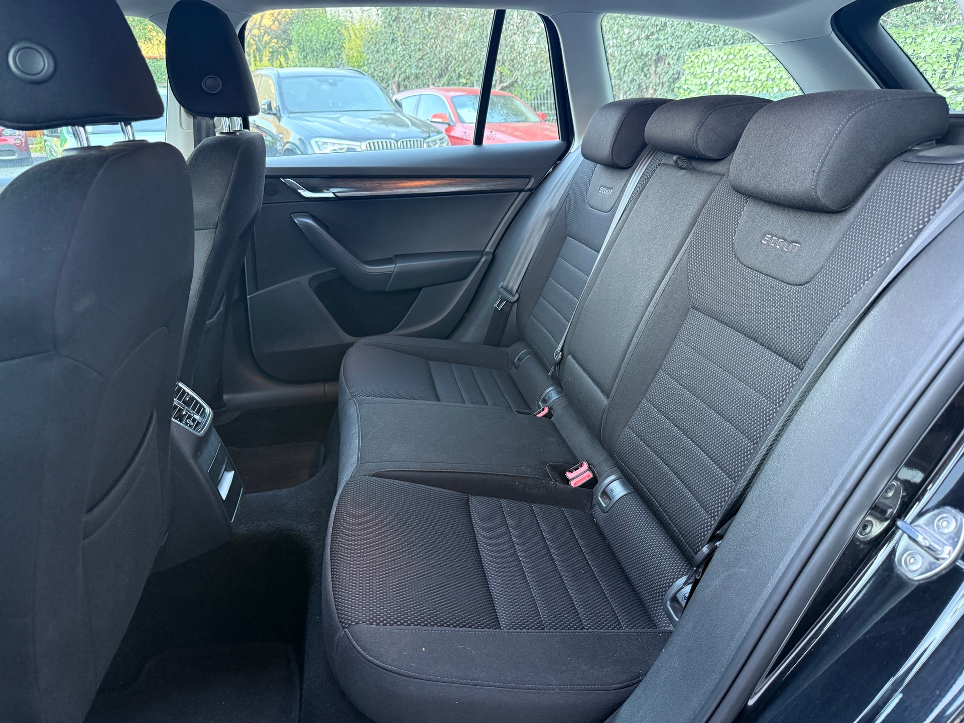 SKODA Octavia Combi 2.0 TDI Scout 4x4-image-12