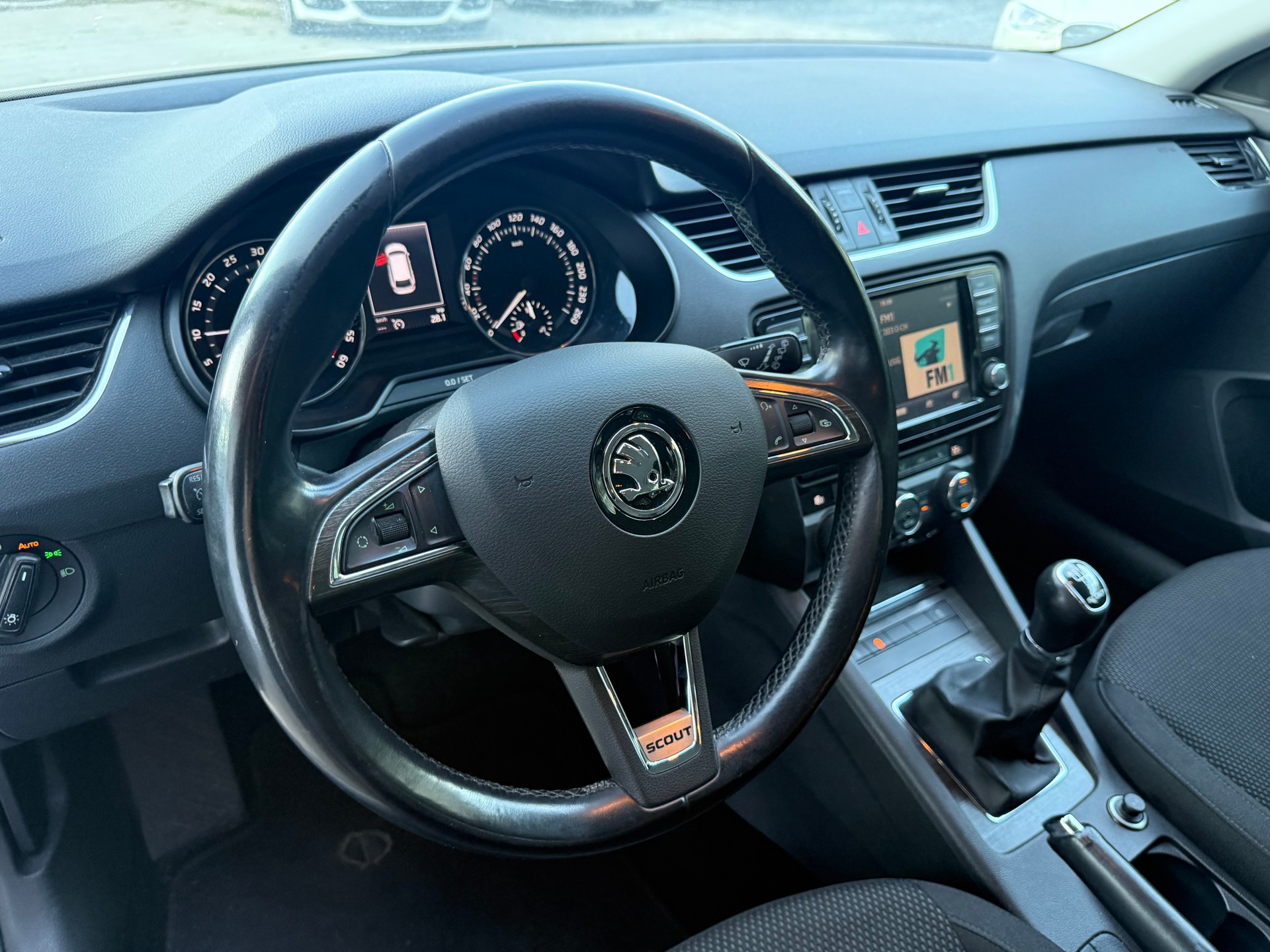 SKODA Octavia Combi 2.0 TDI Scout 4x4-image-14
