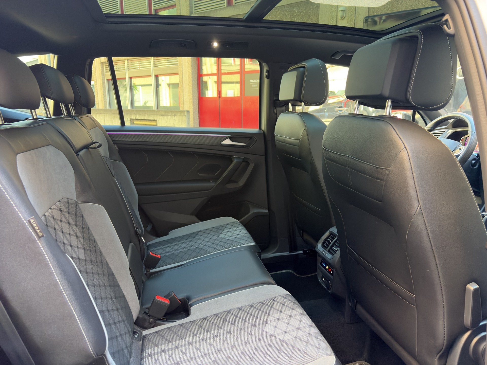 VW Tiguan Allspace 2.0 TDI SCR R-Line 4Motion DSG-image-14