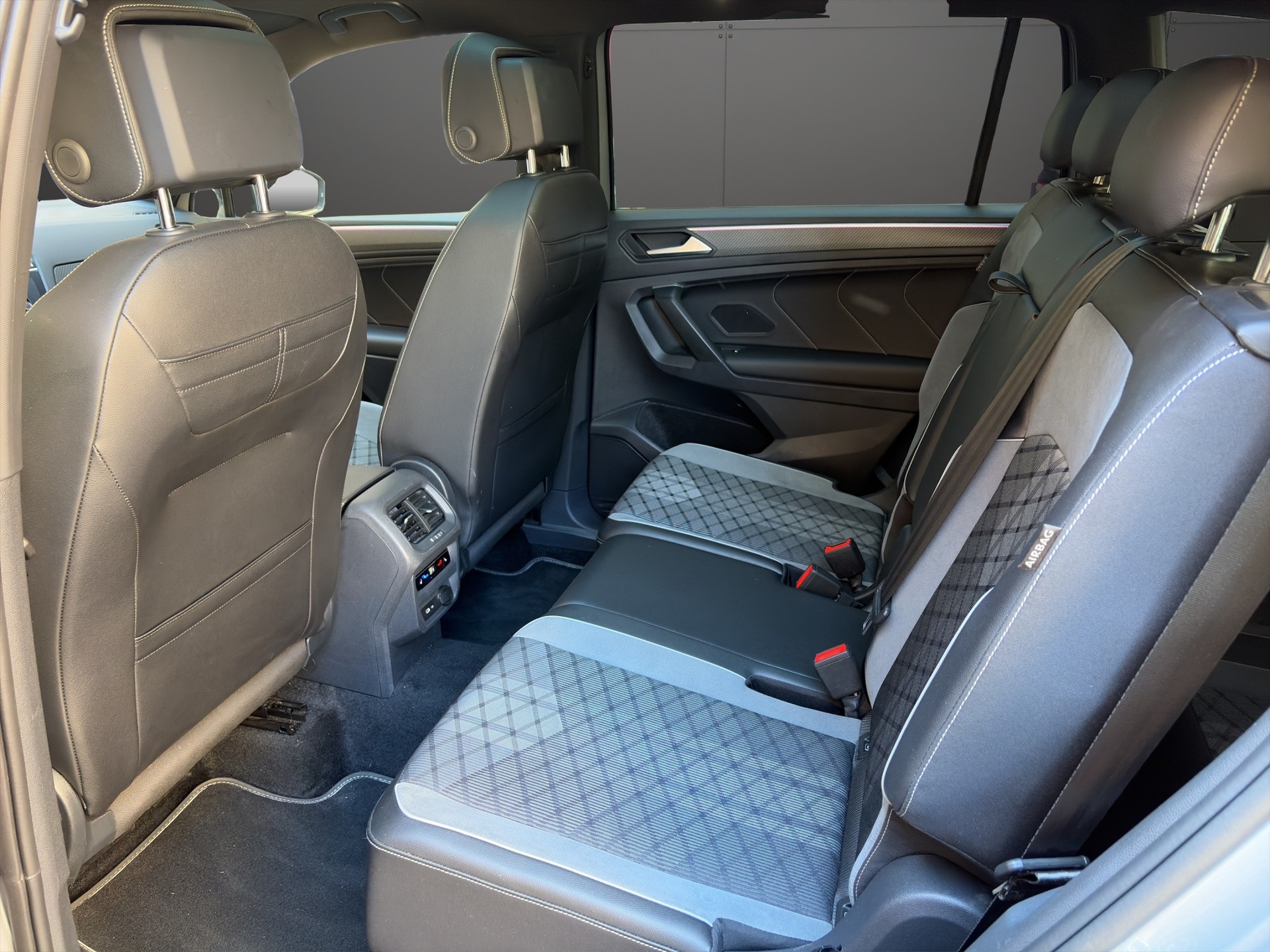 VW Tiguan Allspace 2.0 TDI SCR R-Line 4Motion DSG-image-13