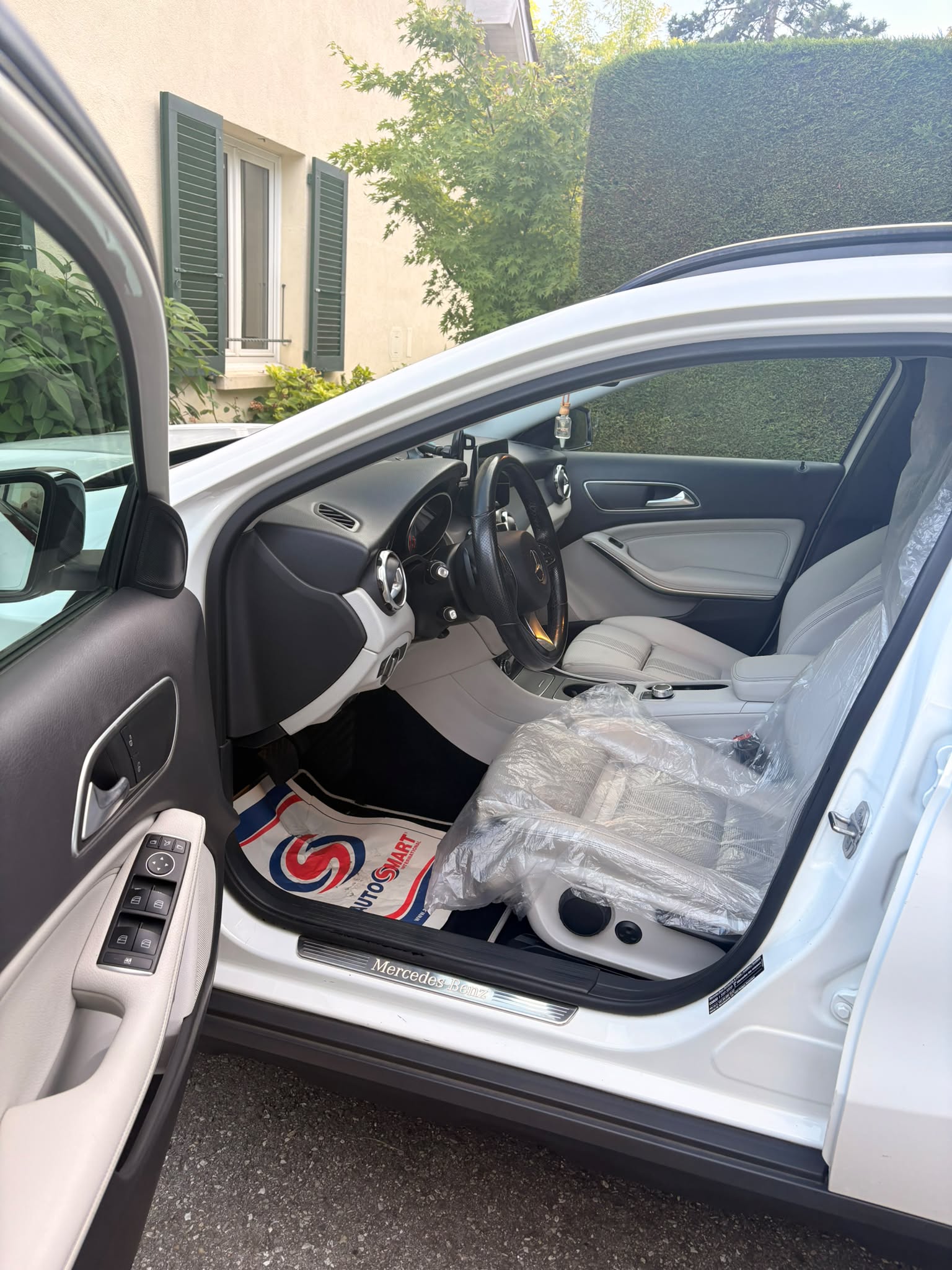 MERCEDES-BENZ GLA 200-image-2