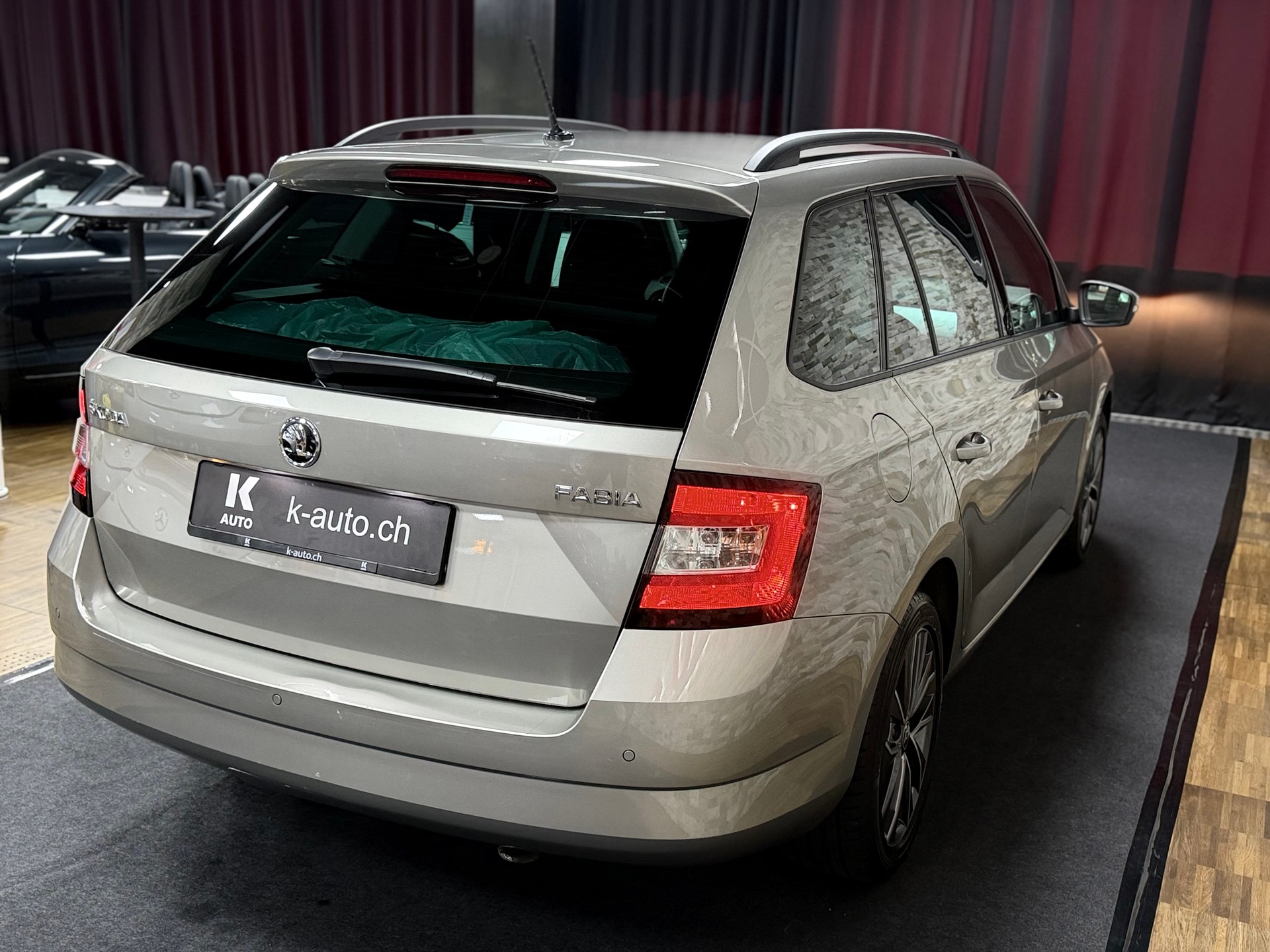 SKODA Fabia 1.2 TSI Ambition DSG-showroom-element-3