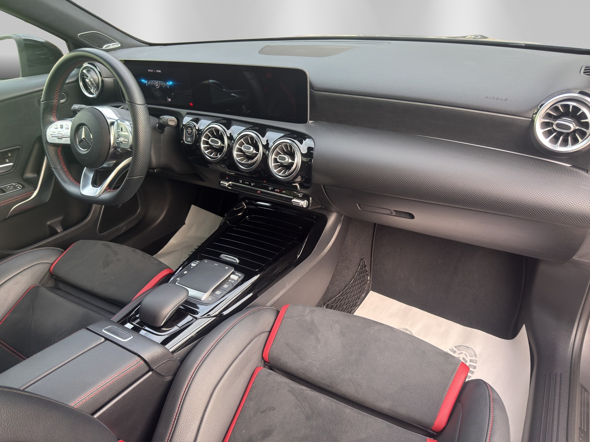 MERCEDES-BENZ A 45 AMG 4Matic+ Speedshift-image-12