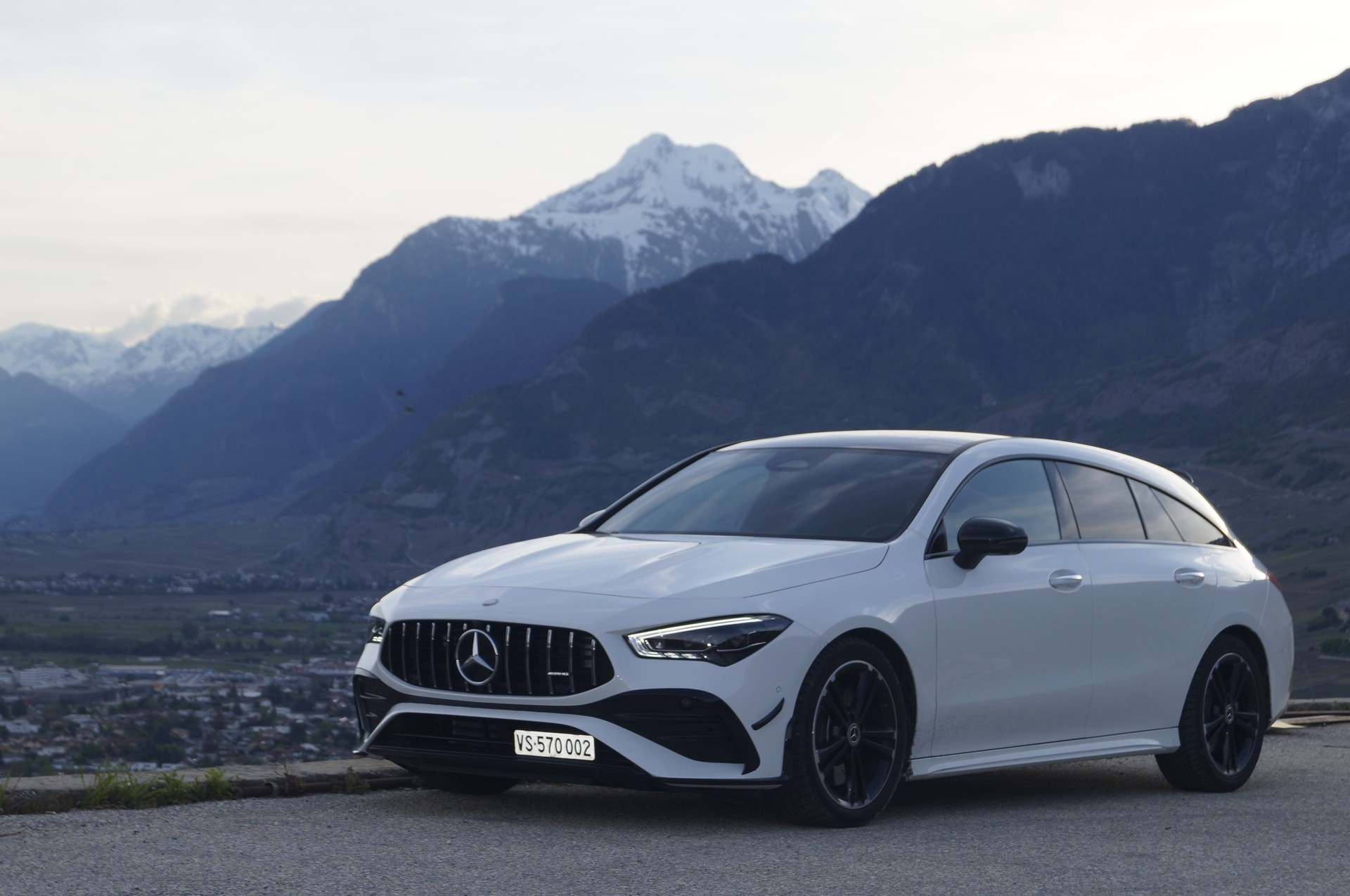 MERCEDES-BENZ CLA Shooting Brake AMG 250 4Matic 8G-DCT-image-2
