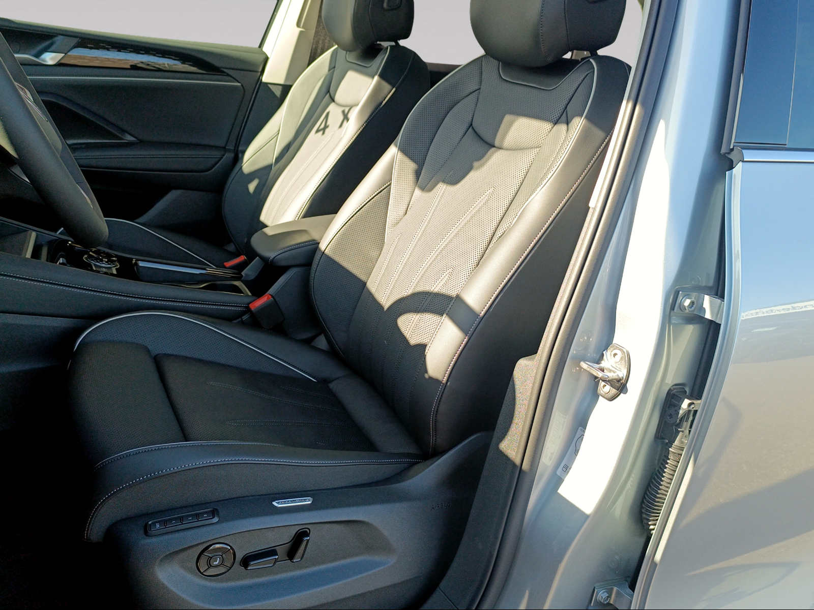 VW Tiguan 2.0 TDI SCR Elegance 4Motion DSG-image-7