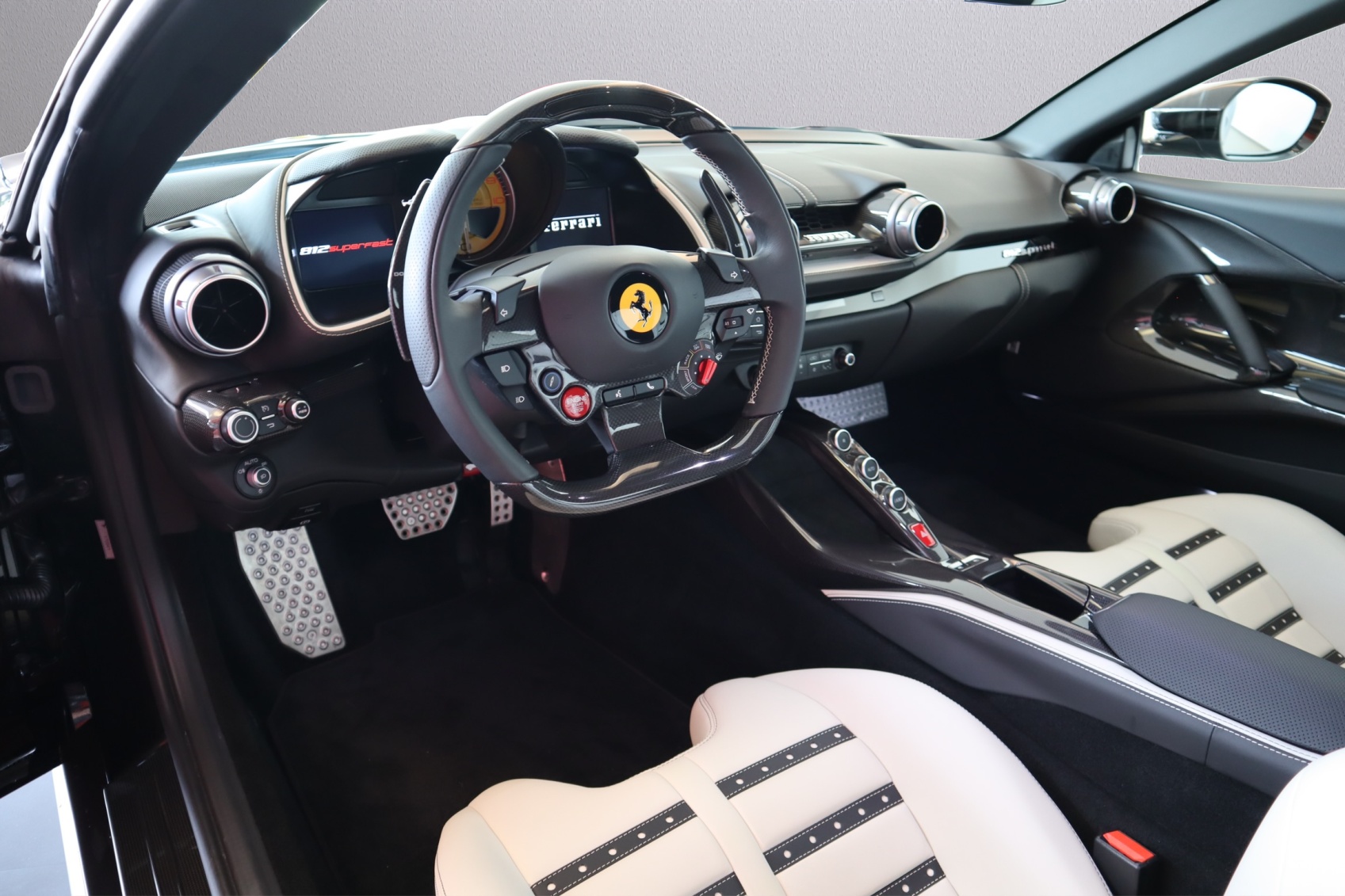 FERRARI 812 Superfast-showroom-element-2