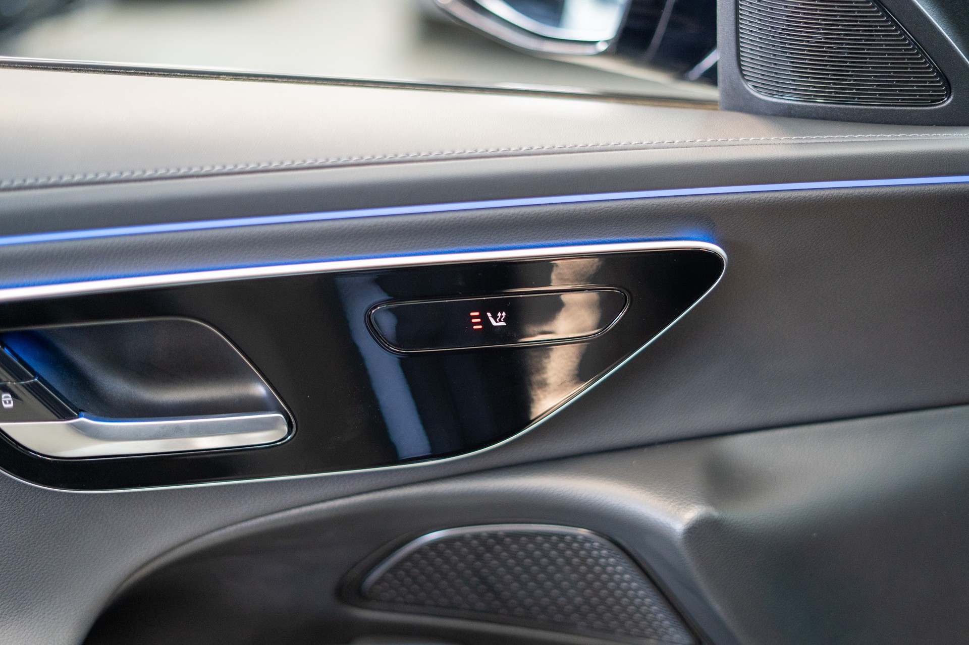 MERCEDES-BENZ E 220 d AMG Line / Navi / Rückfahrkamera / Sitzheizung-image-23