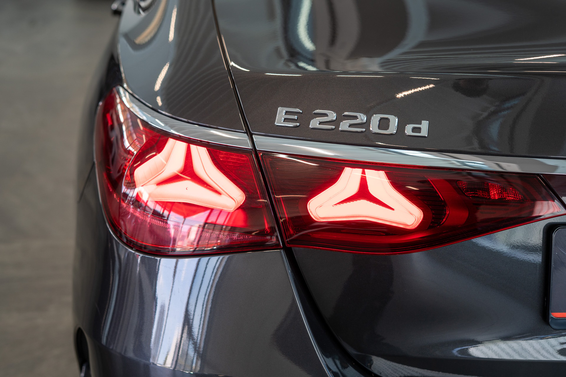 MERCEDES-BENZ E 220 d AMG Line / Navi / Rückfahrkamera / Sitzheizung-image-7