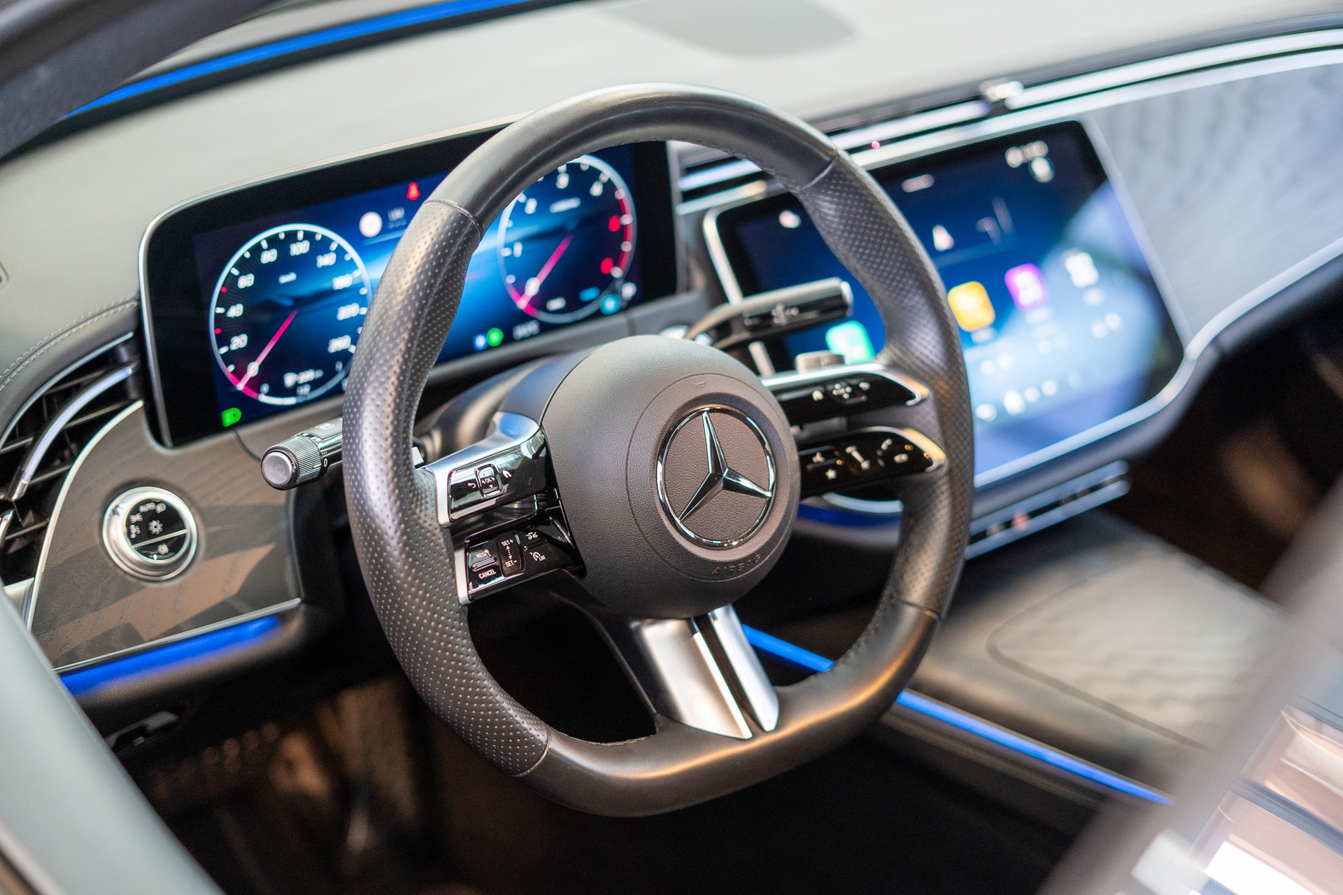 MERCEDES-BENZ E 220 d AMG Line / Navi / Rückfahrkamera / Sitzheizung-image-9