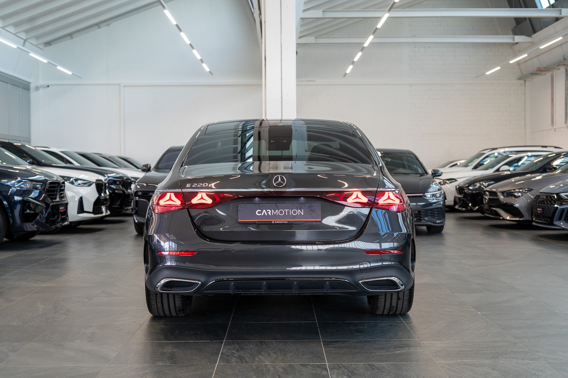 MERCEDES-BENZ E 220 d AMG Line / Navi / Rückfahrkamera / Sitzheizung-image-4