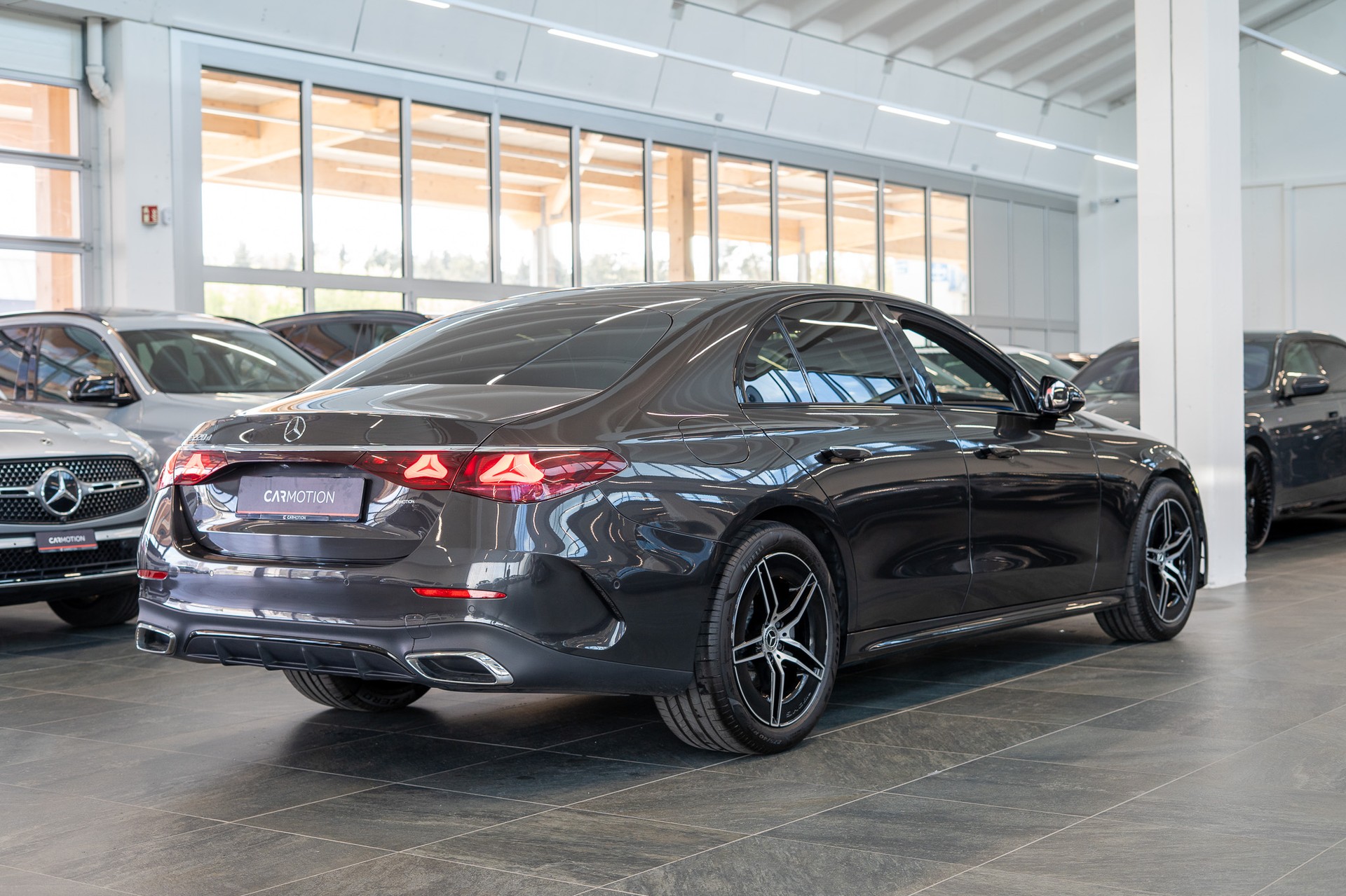 MERCEDES-BENZ E 220 d AMG Line / Navi / Rückfahrkamera / Sitzheizung-image-6