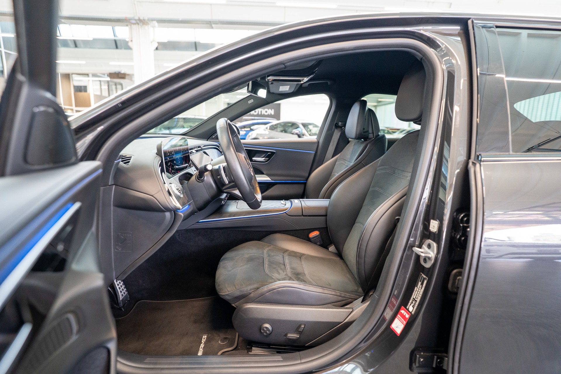 MERCEDES-BENZ E 220 d AMG Line / Navi / Rückfahrkamera / Sitzheizung-image-11