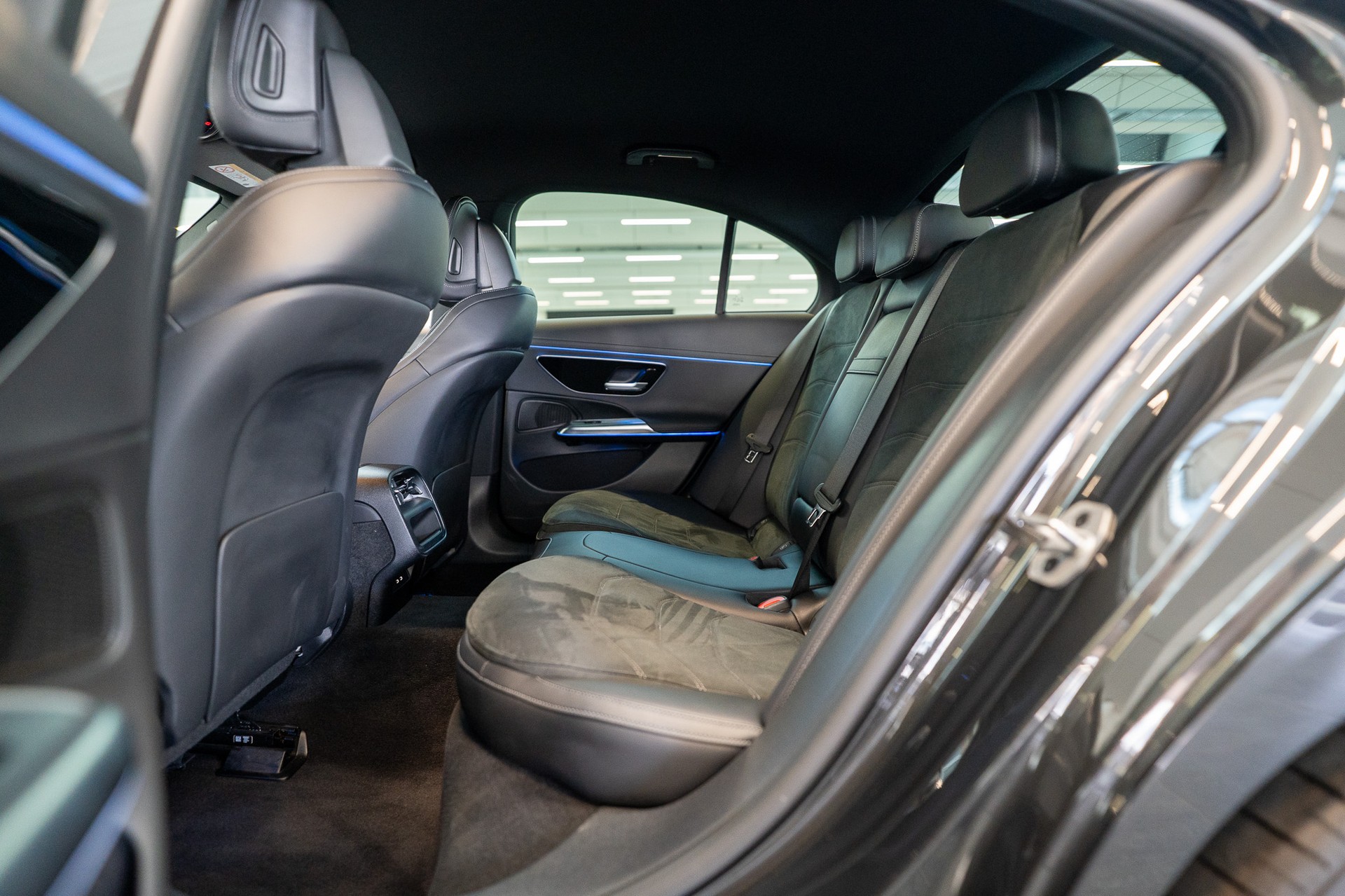 MERCEDES-BENZ E 220 d AMG Line / Navi / Rückfahrkamera / Sitzheizung-image-12