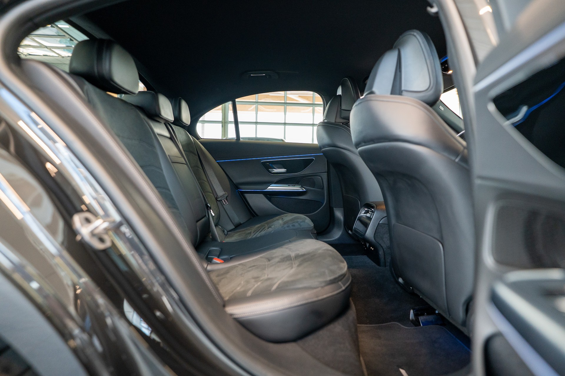 MERCEDES-BENZ E 220 d AMG Line / Navi / Rückfahrkamera / Sitzheizung-image-13