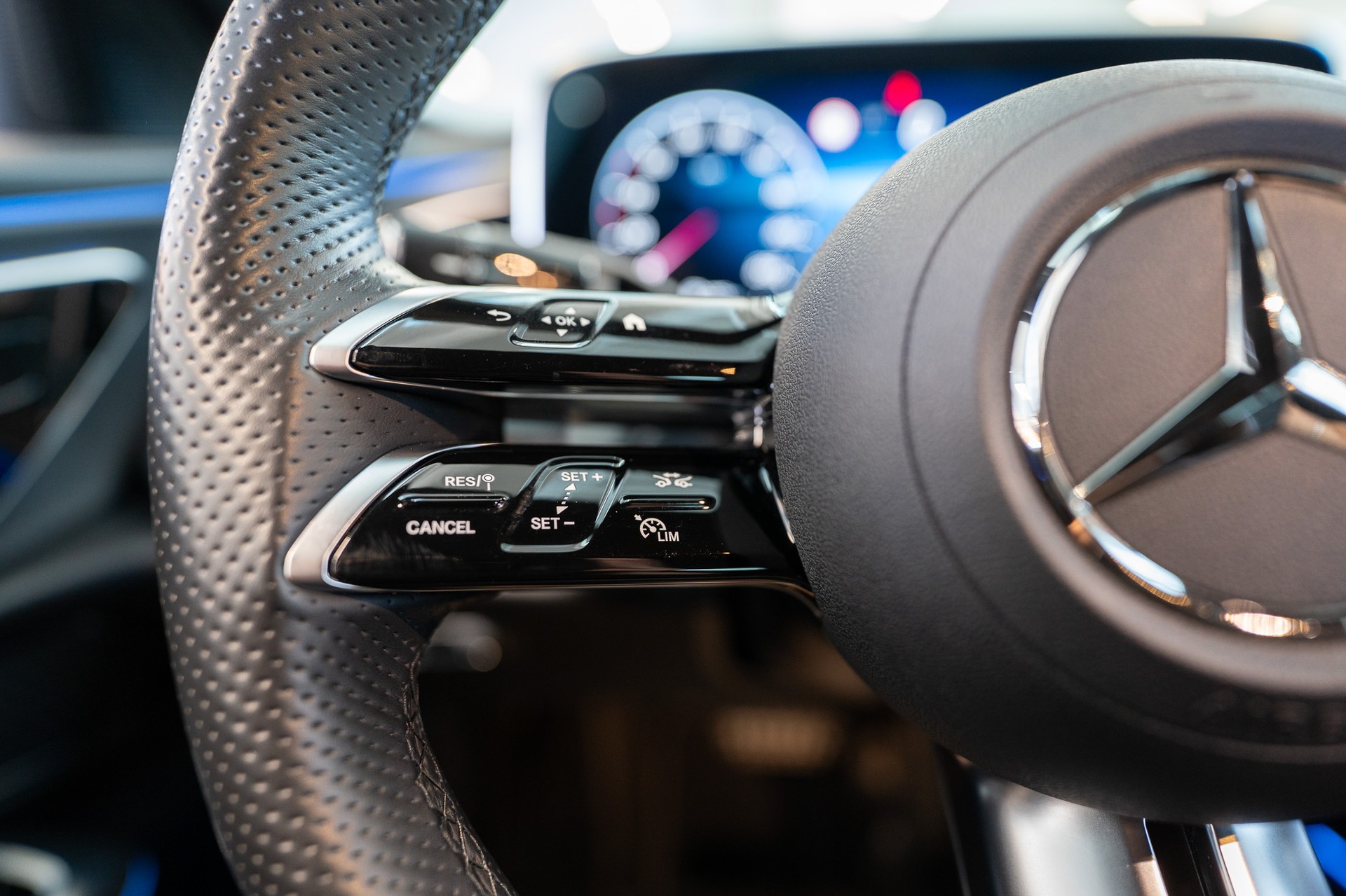 MERCEDES-BENZ E 220 d AMG Line / Navi / Rückfahrkamera / Sitzheizung-image-22