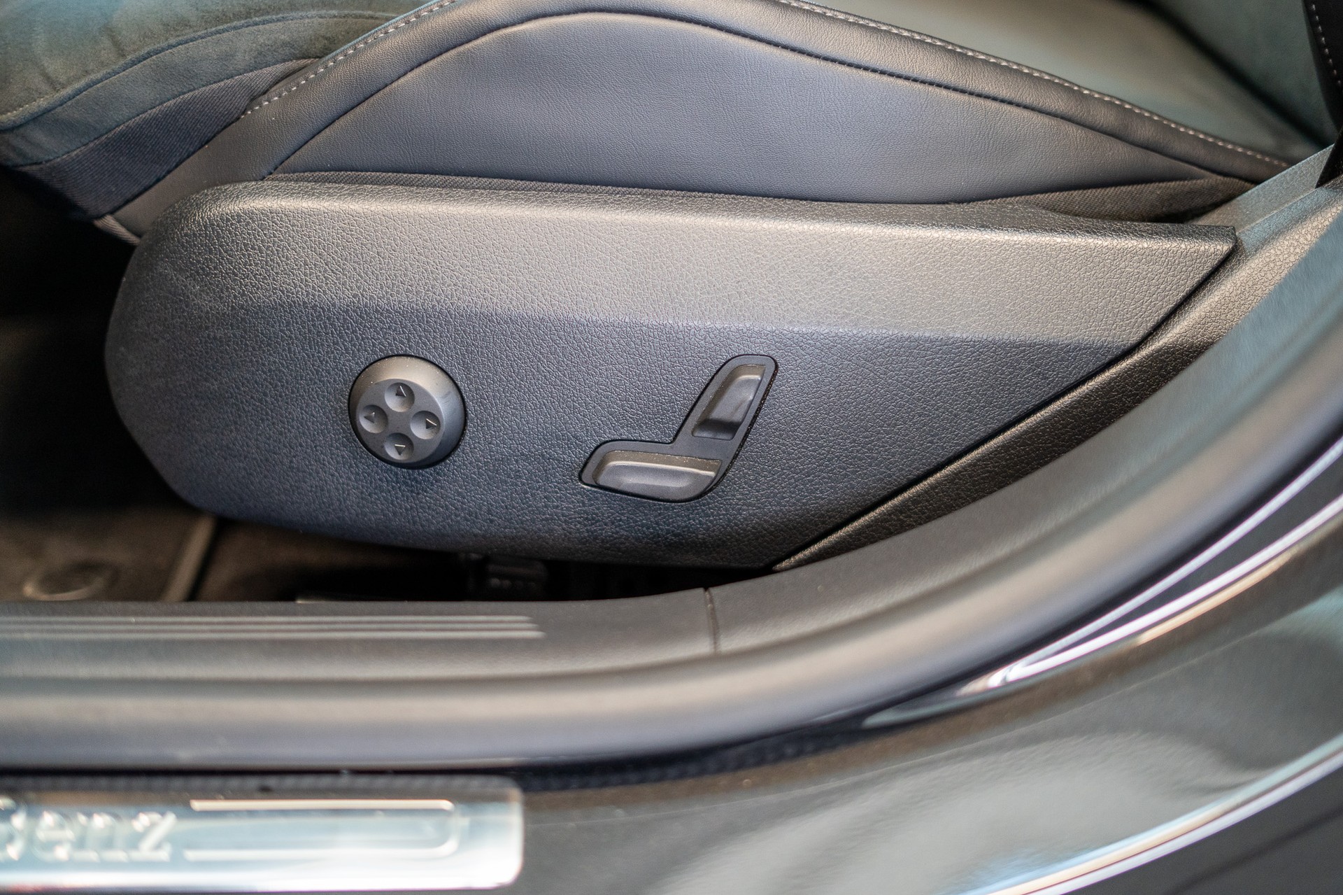 MERCEDES-BENZ E 220 d AMG Line / Navi / Rückfahrkamera / Sitzheizung-image-24