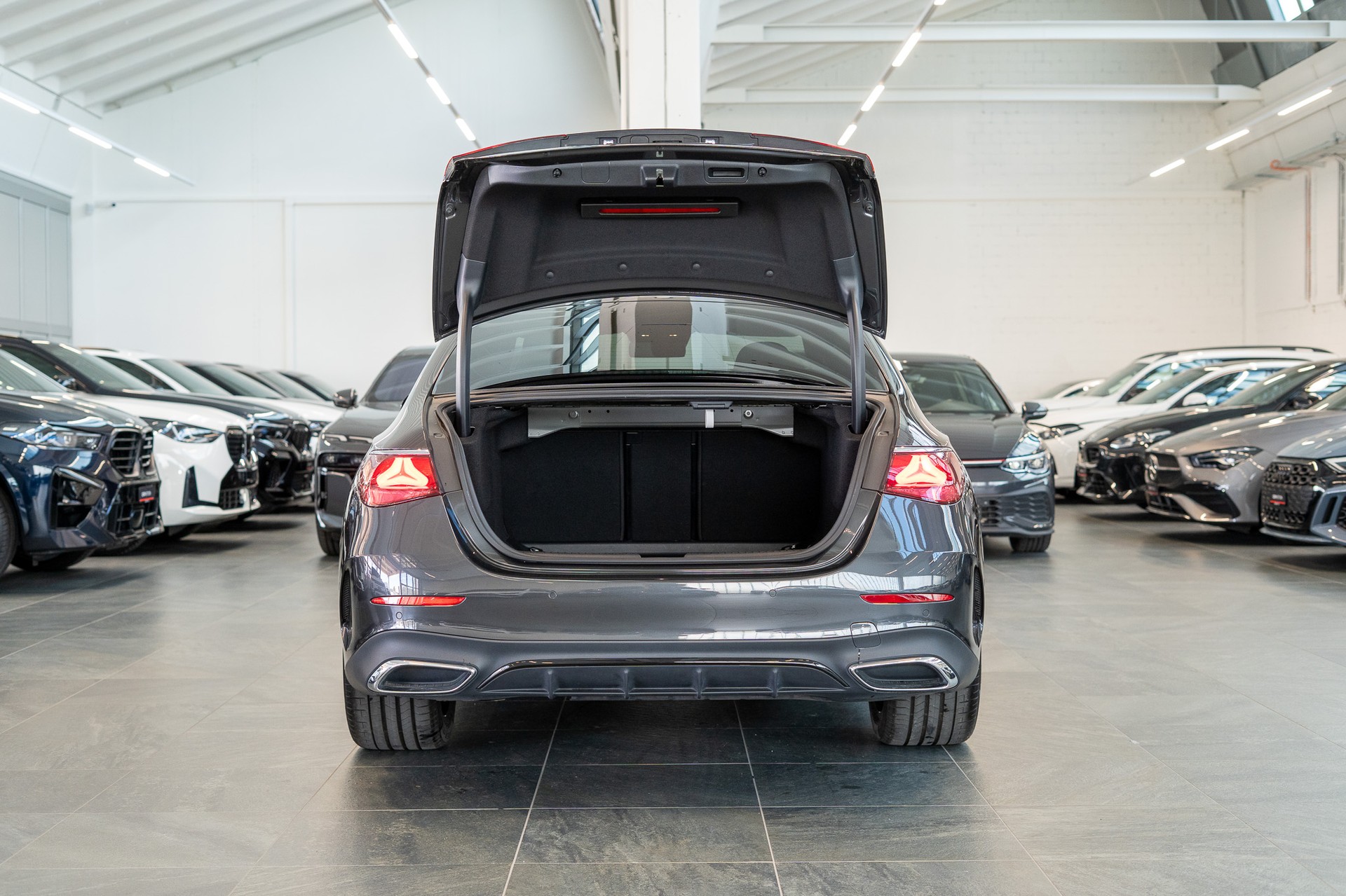 MERCEDES-BENZ E 220 d AMG Line / Navi / Rückfahrkamera / Sitzheizung-image-5