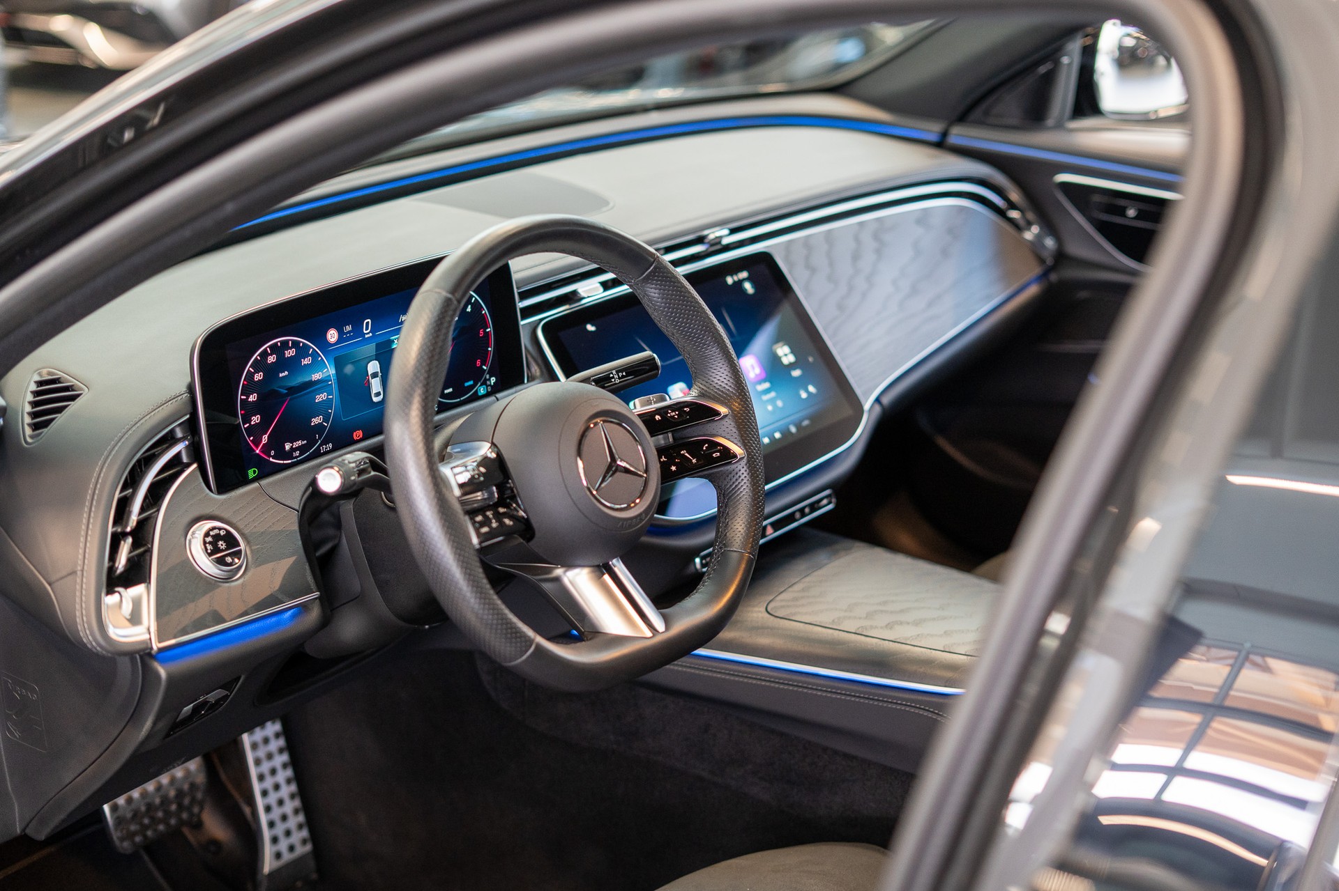 MERCEDES-BENZ E 220 d AMG Line / Navi / Rückfahrkamera / Sitzheizung-image-10