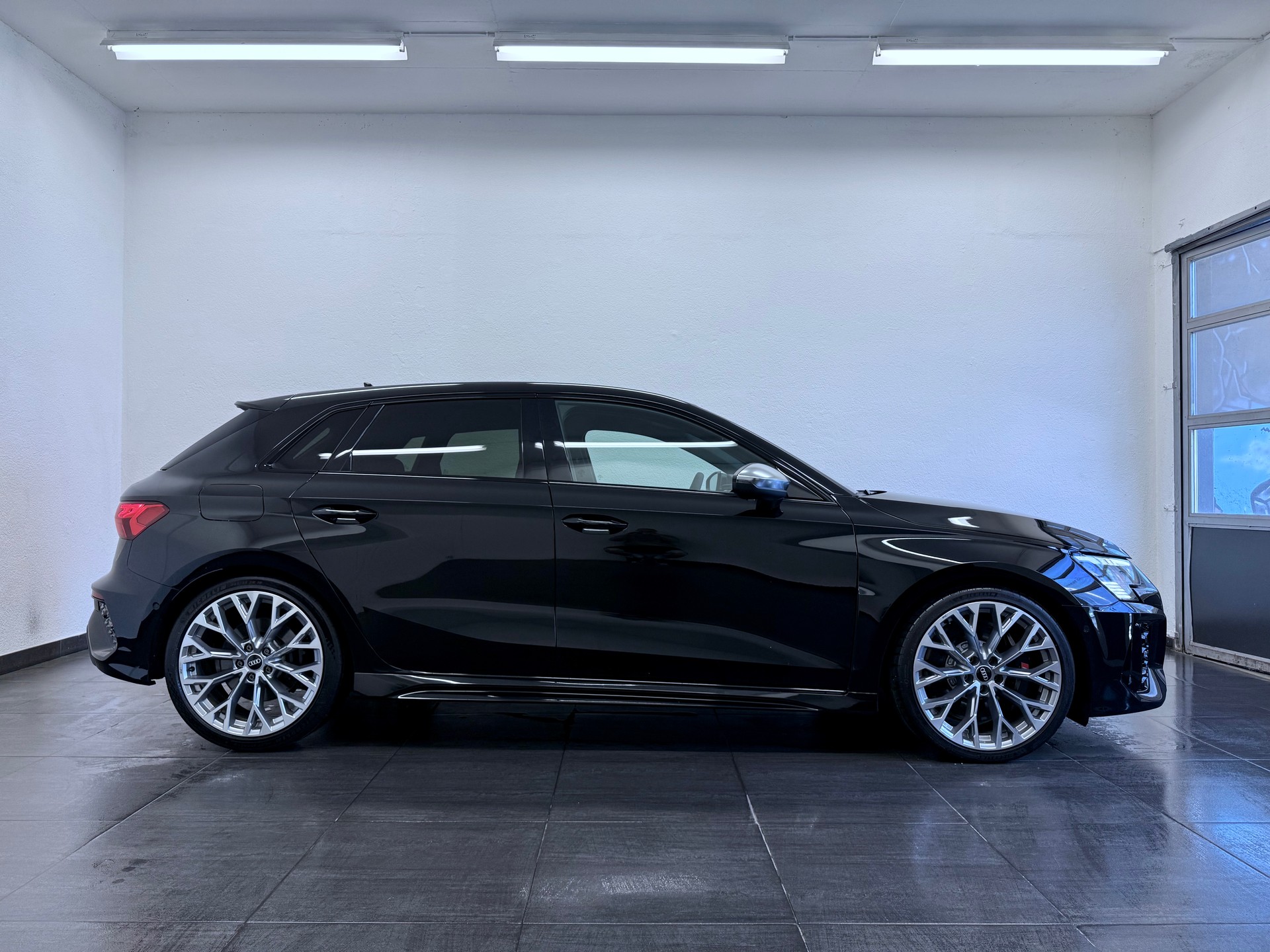 AUDI RS3 Sportback 2.5 TSI quattro S-tronic-image-4