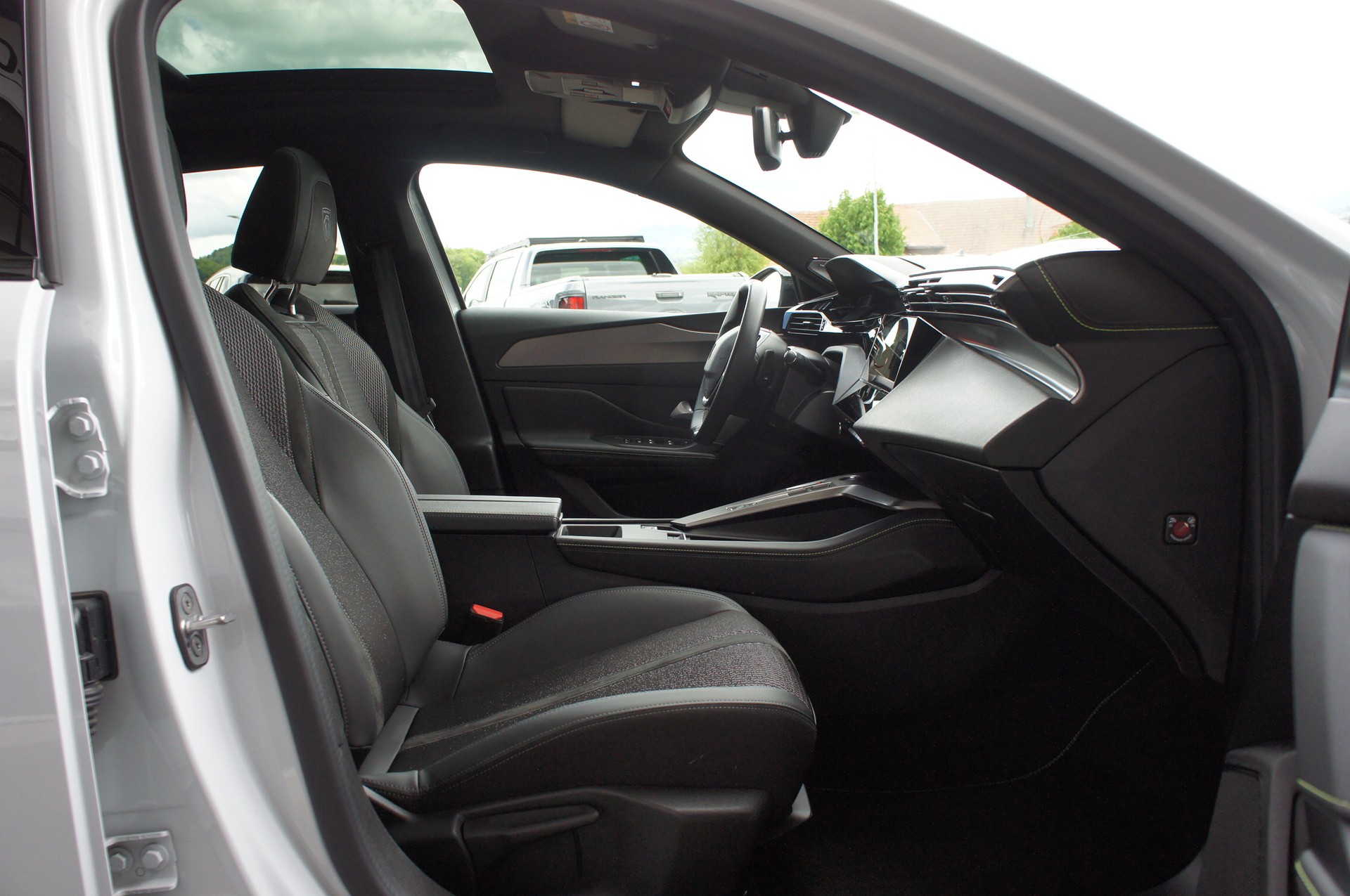 PEUGEOT 308 1.2 HEV 145 GT-image-9