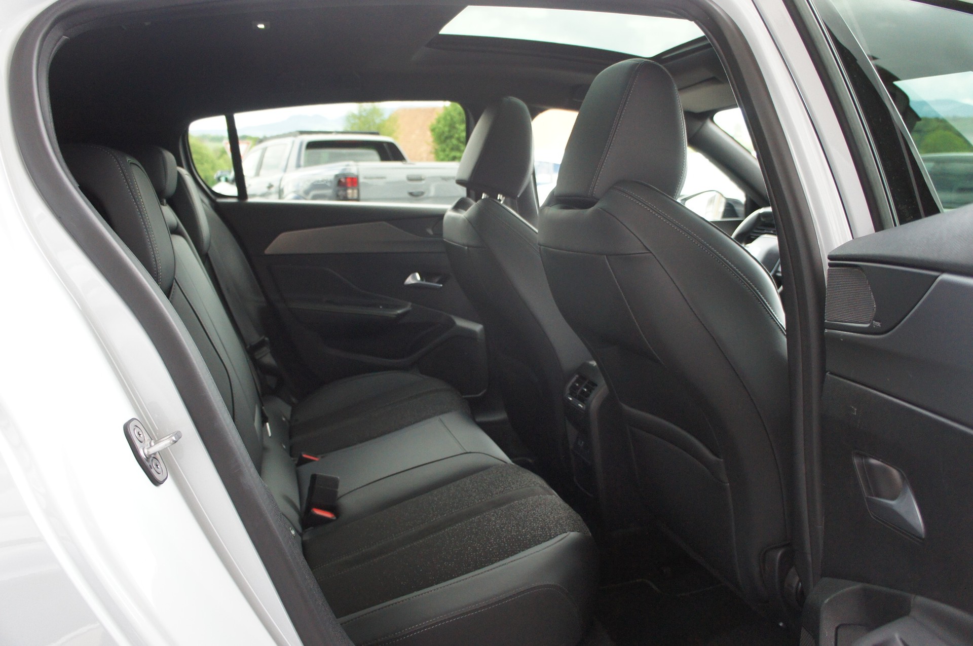 PEUGEOT 308 1.2 HEV 145 GT-image-10