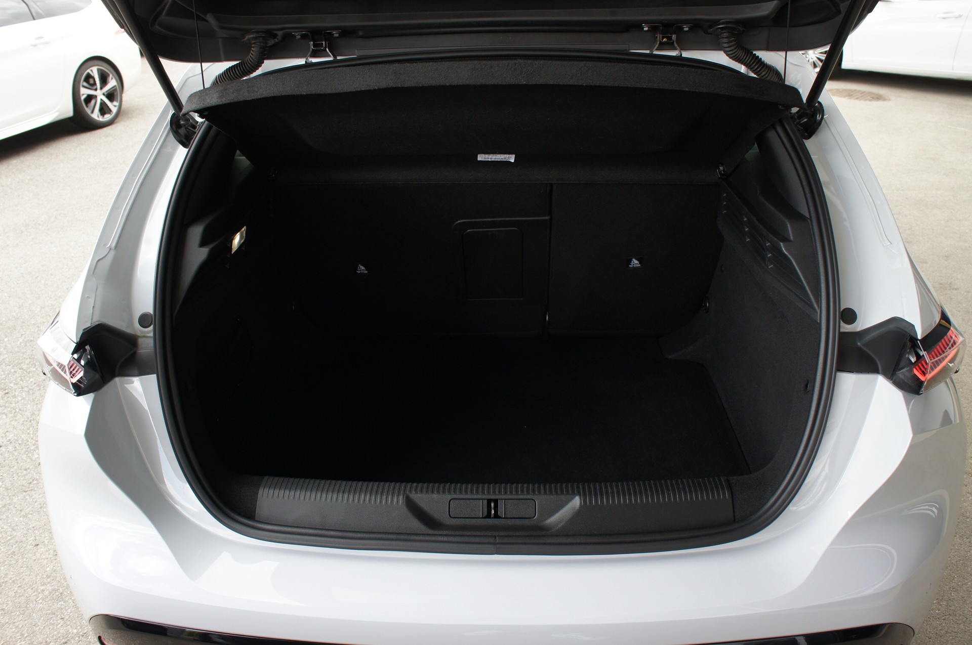 PEUGEOT 308 1.2 HEV 145 GT-image-13