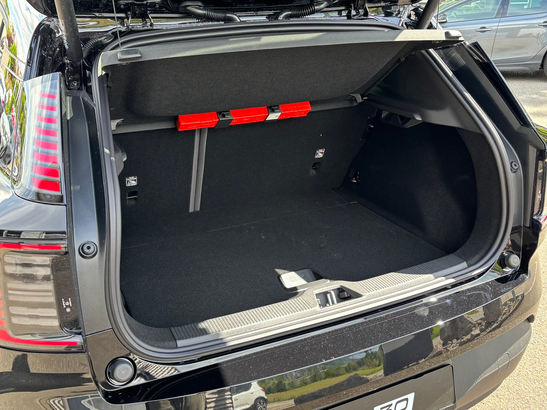 VOLVO EX30 E60 Plus Swiss Black Edition-image-10