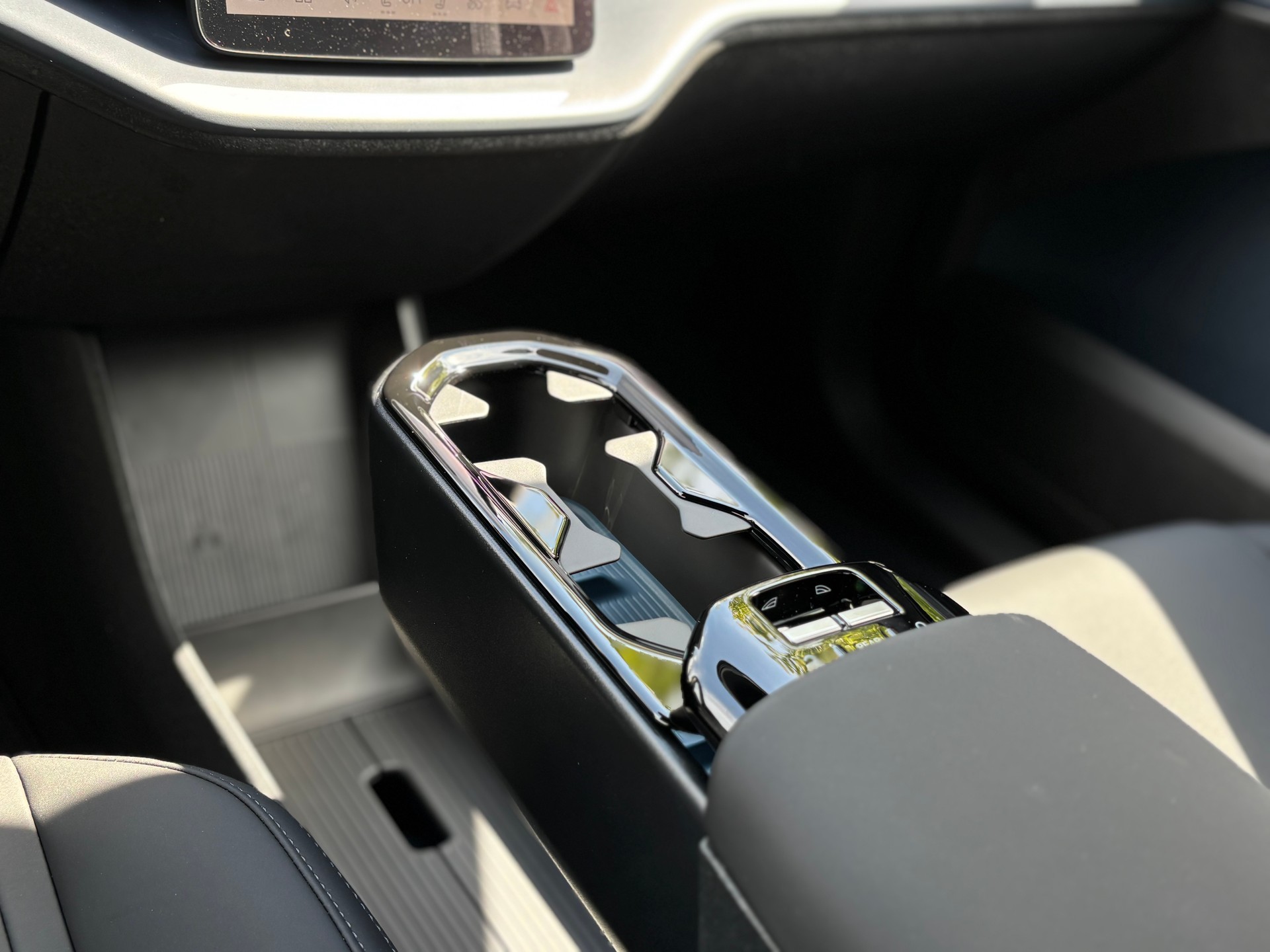 VOLVO EX30 E60 Plus Swiss Black Edition-image-14