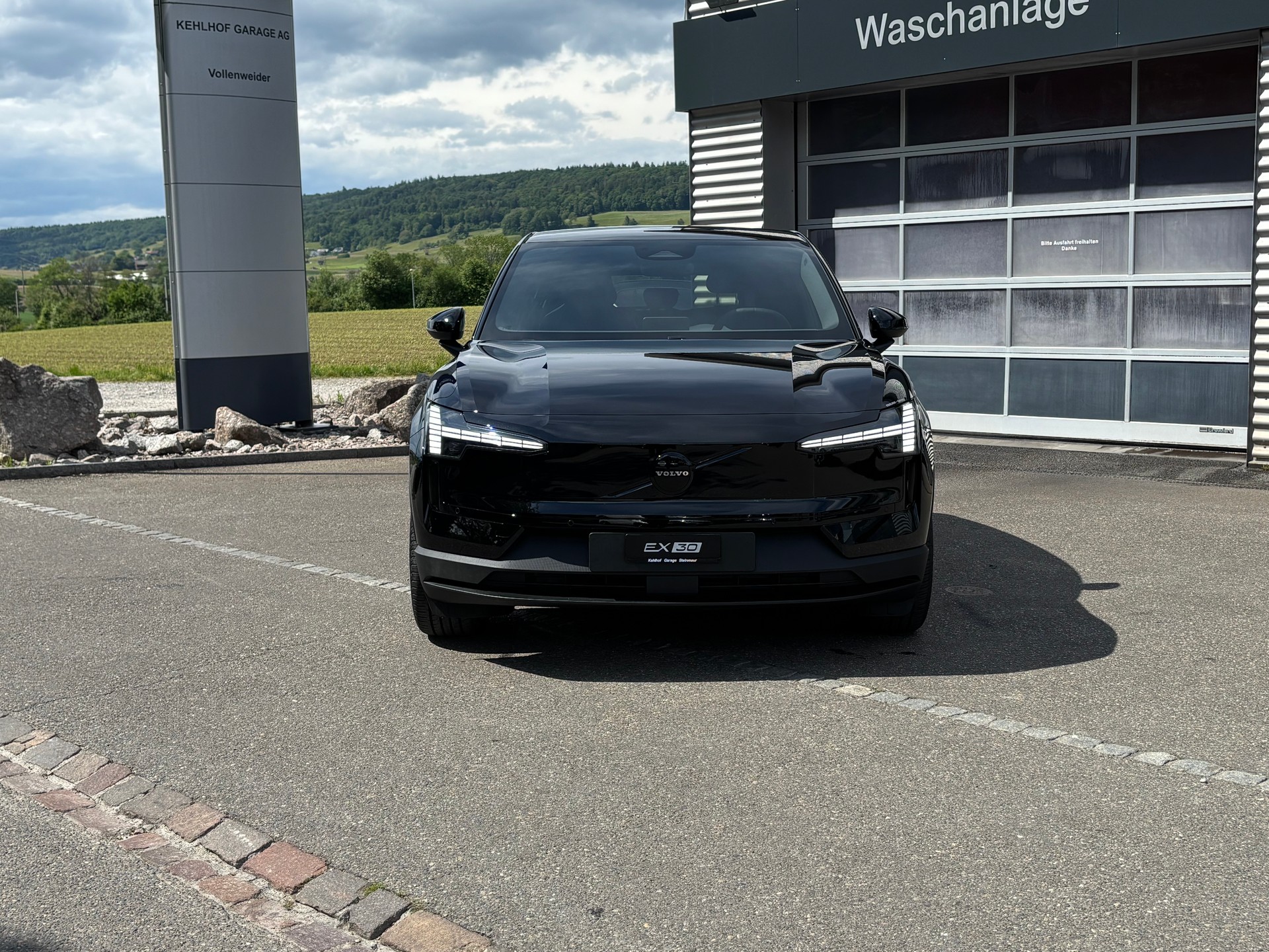 VOLVO EX30 E60 Plus Swiss Black Edition-image-7