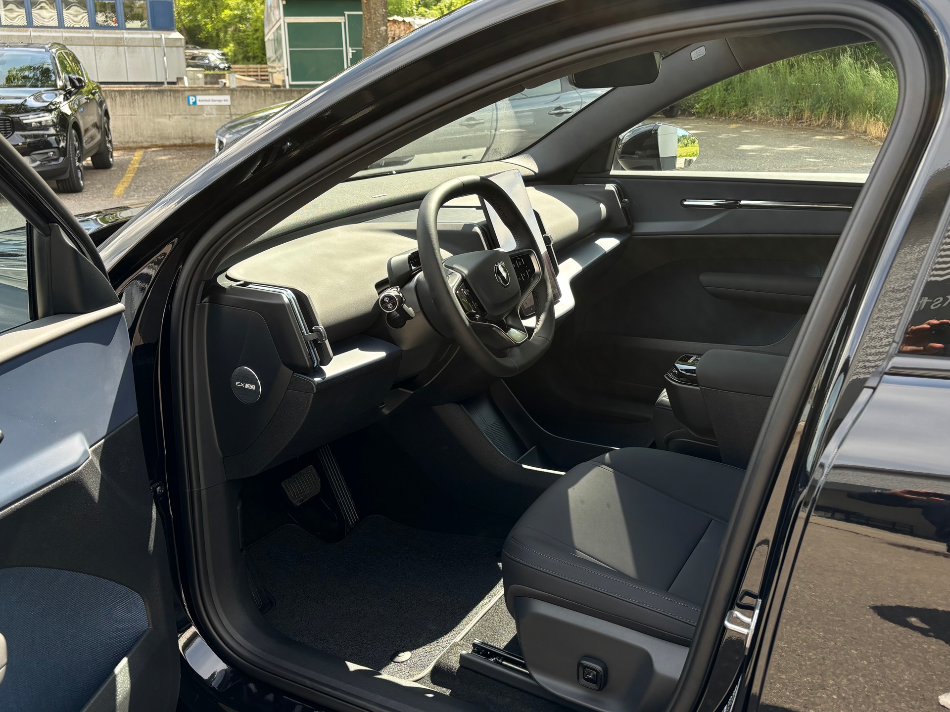 VOLVO EX30 E60 Plus Swiss Black Edition-showroom-element-3