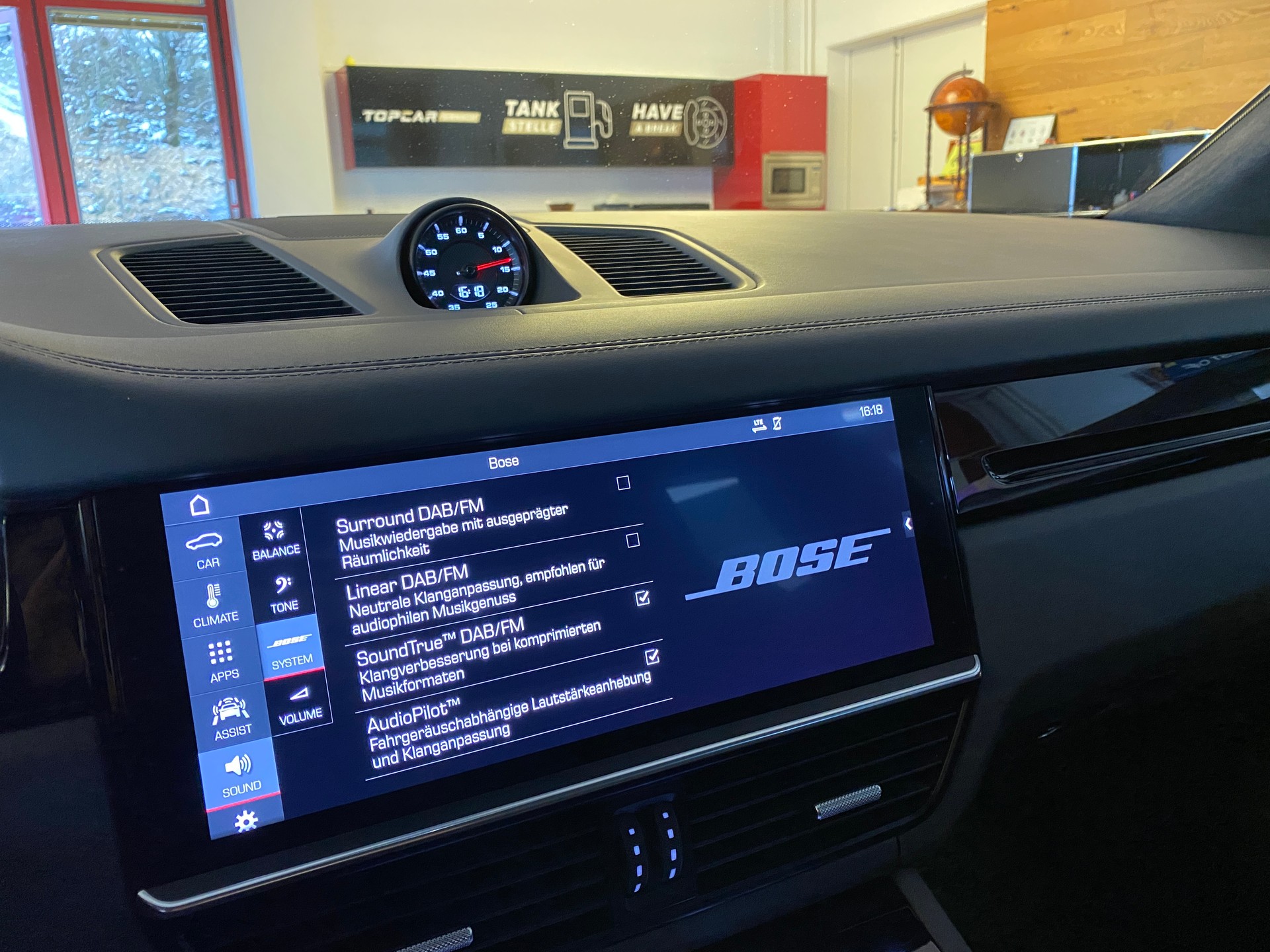 PORSCHE Cayenne Turbo-image-24