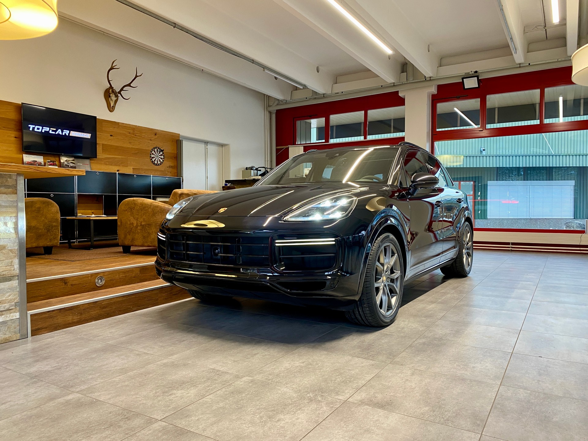 PORSCHE Cayenne Turbo-showroom-element-1