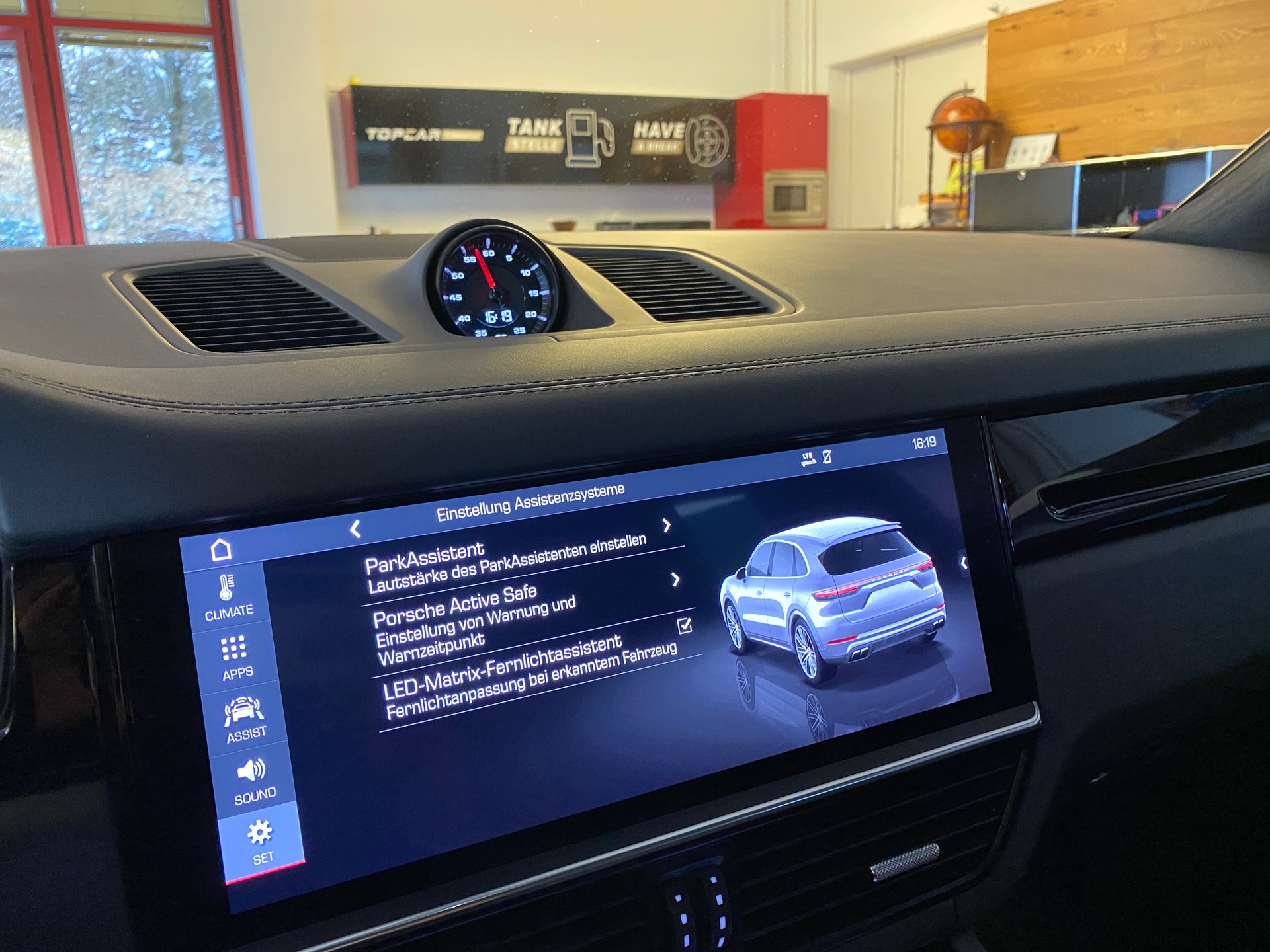 PORSCHE Cayenne Turbo-image-25