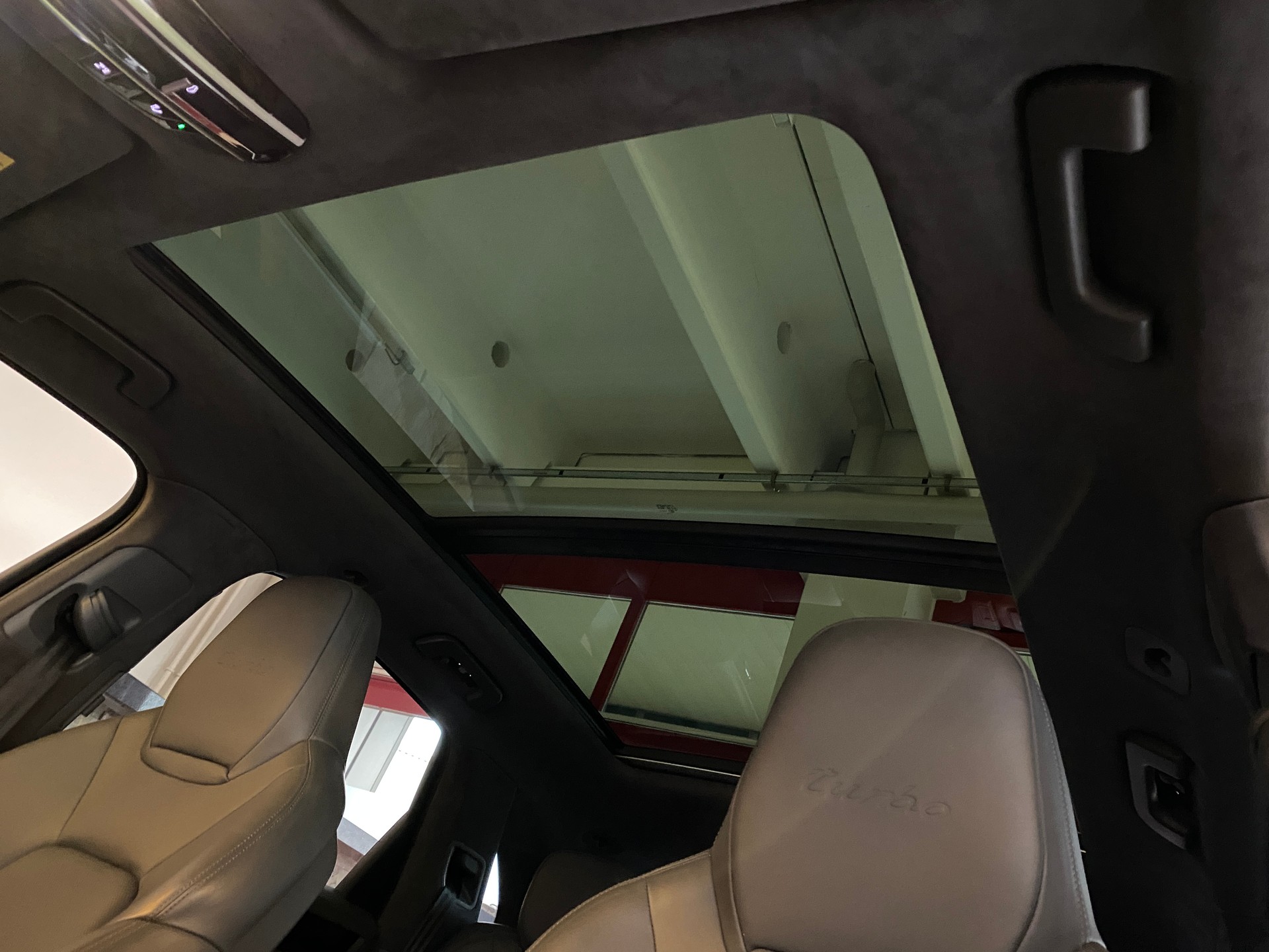 PORSCHE Cayenne Turbo-image-16