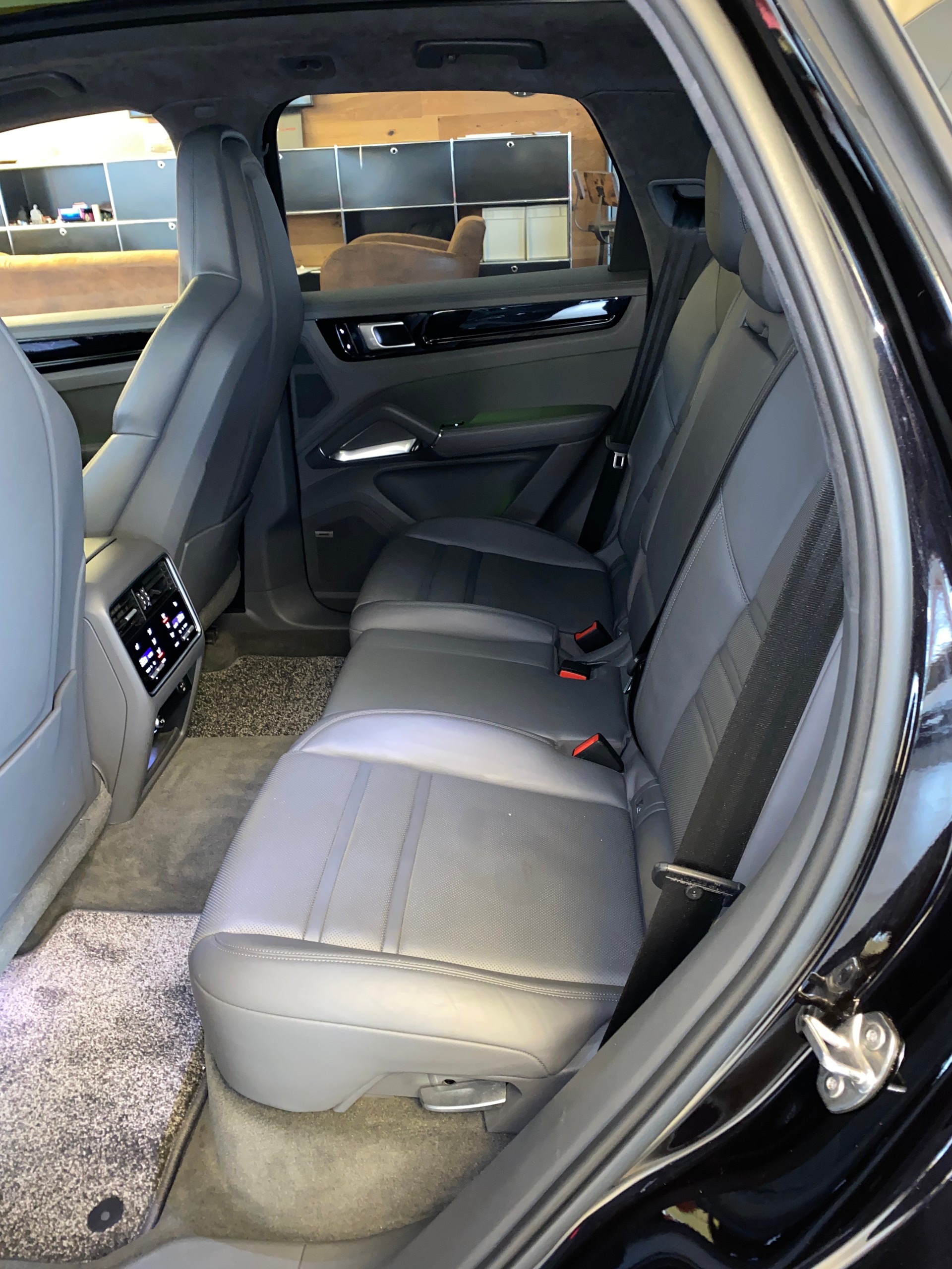 PORSCHE Cayenne Turbo-image-12