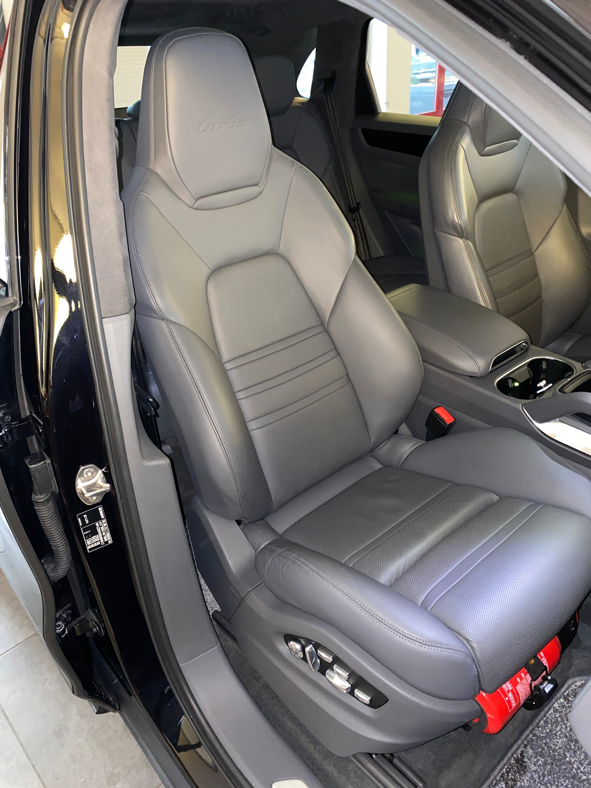 PORSCHE Cayenne Turbo-image-15