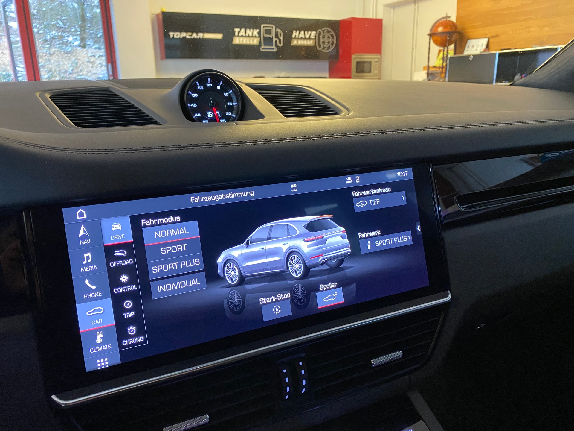 PORSCHE Cayenne Turbo-image-22