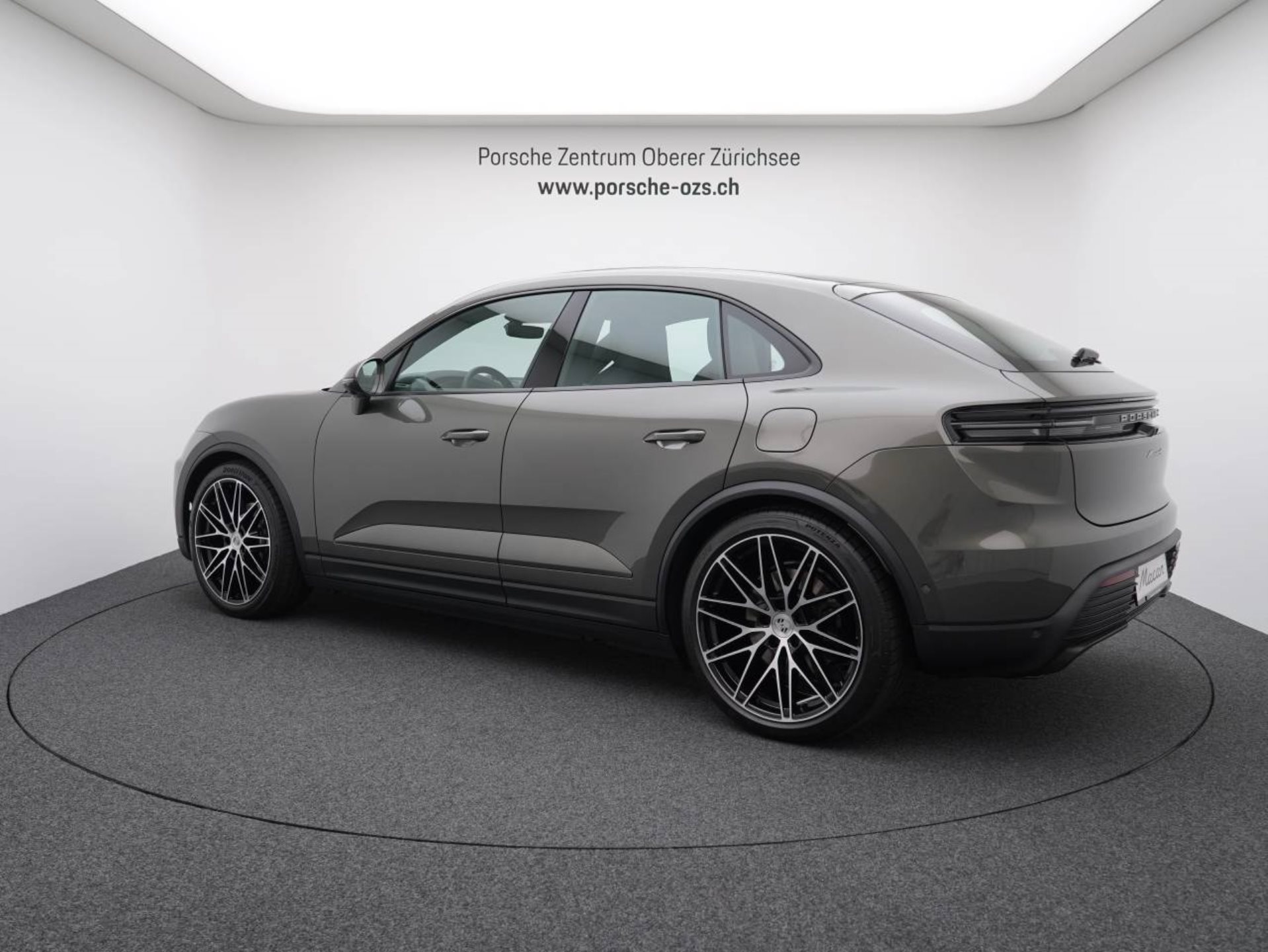PORSCHE Macan 4-showroom-element-2