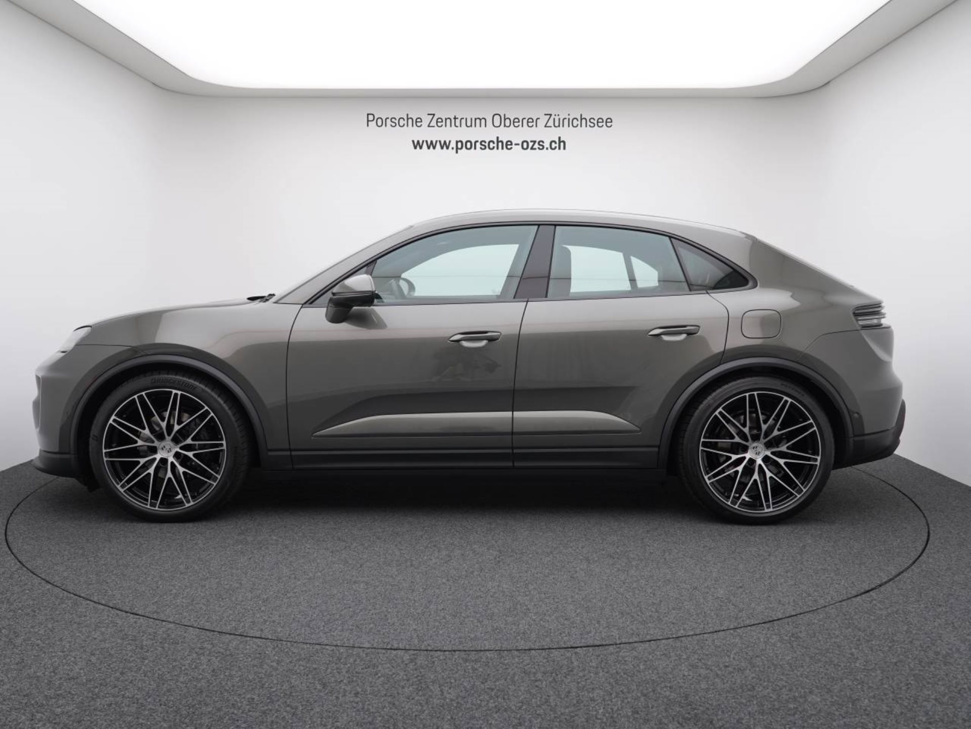 PORSCHE Macan 4-showroom-element-1
