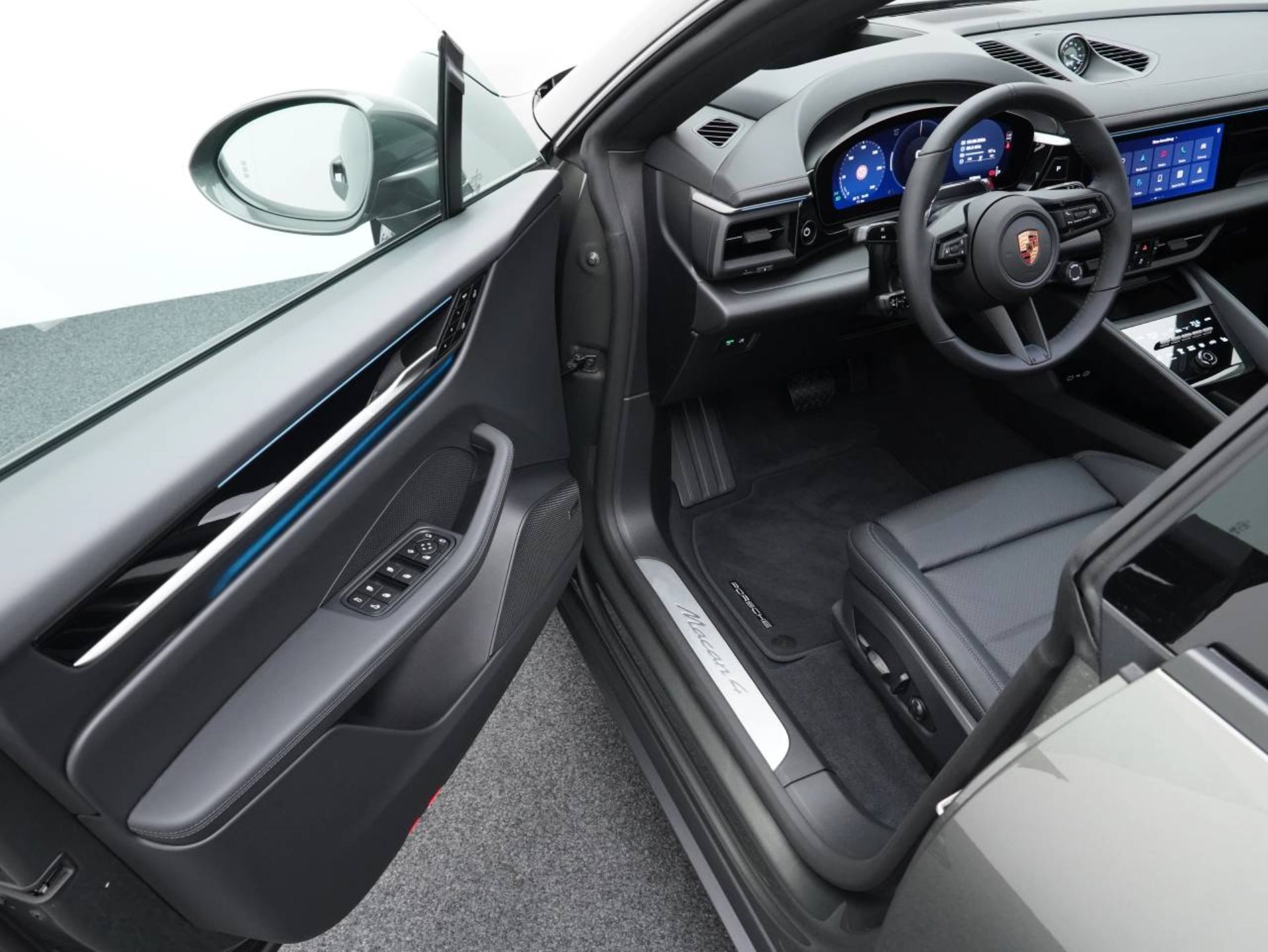 PORSCHE Macan 4-showroom-element-3