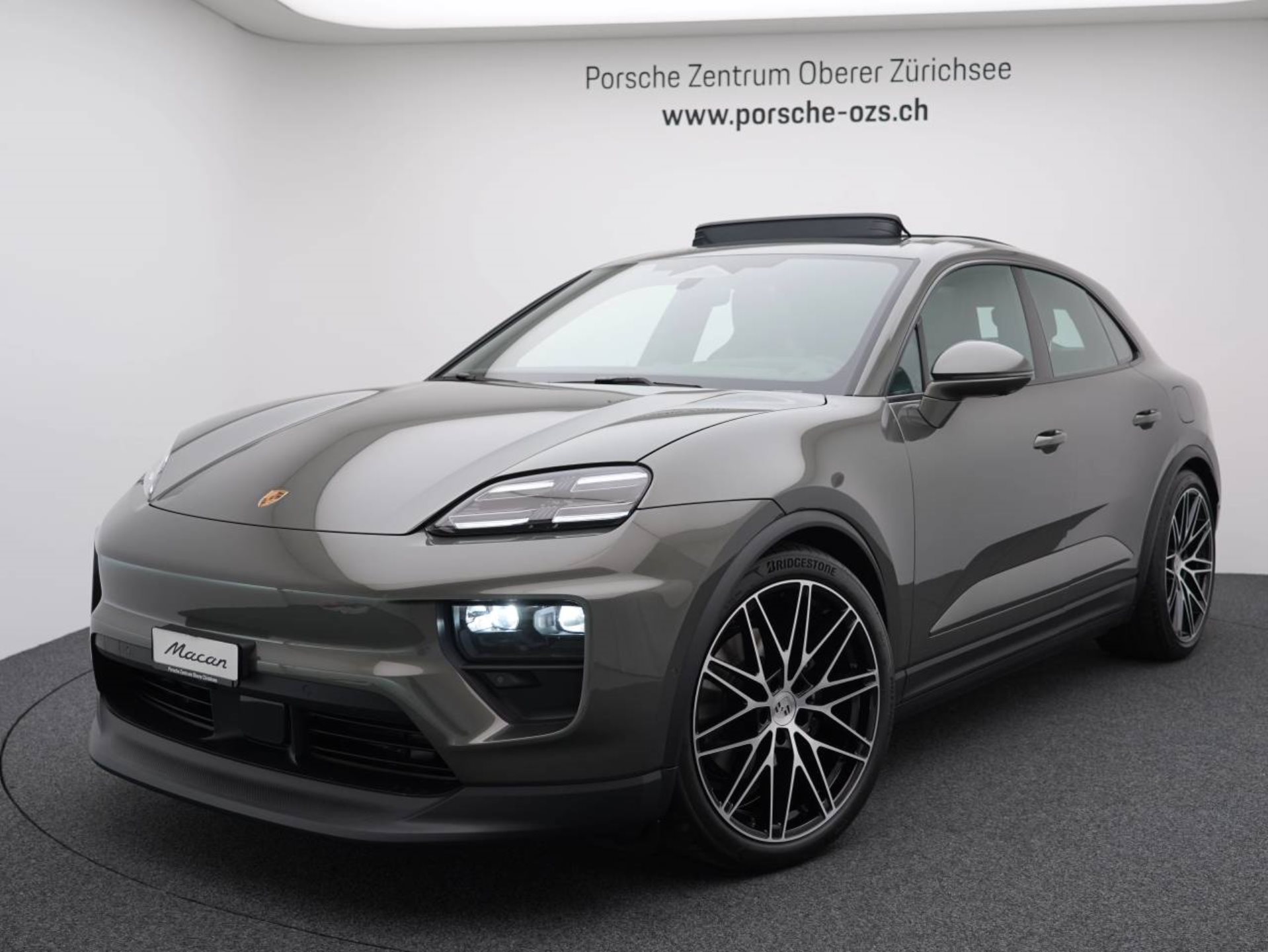 PORSCHE Macan 4