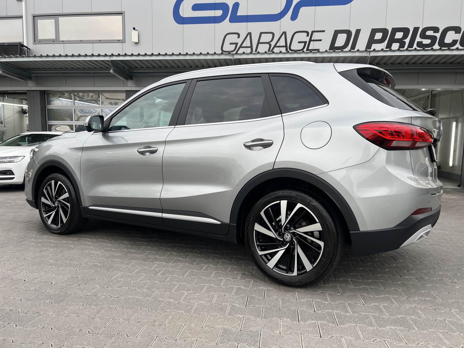 MG ZS 1.5 HEV Luxury-showroom-element-1