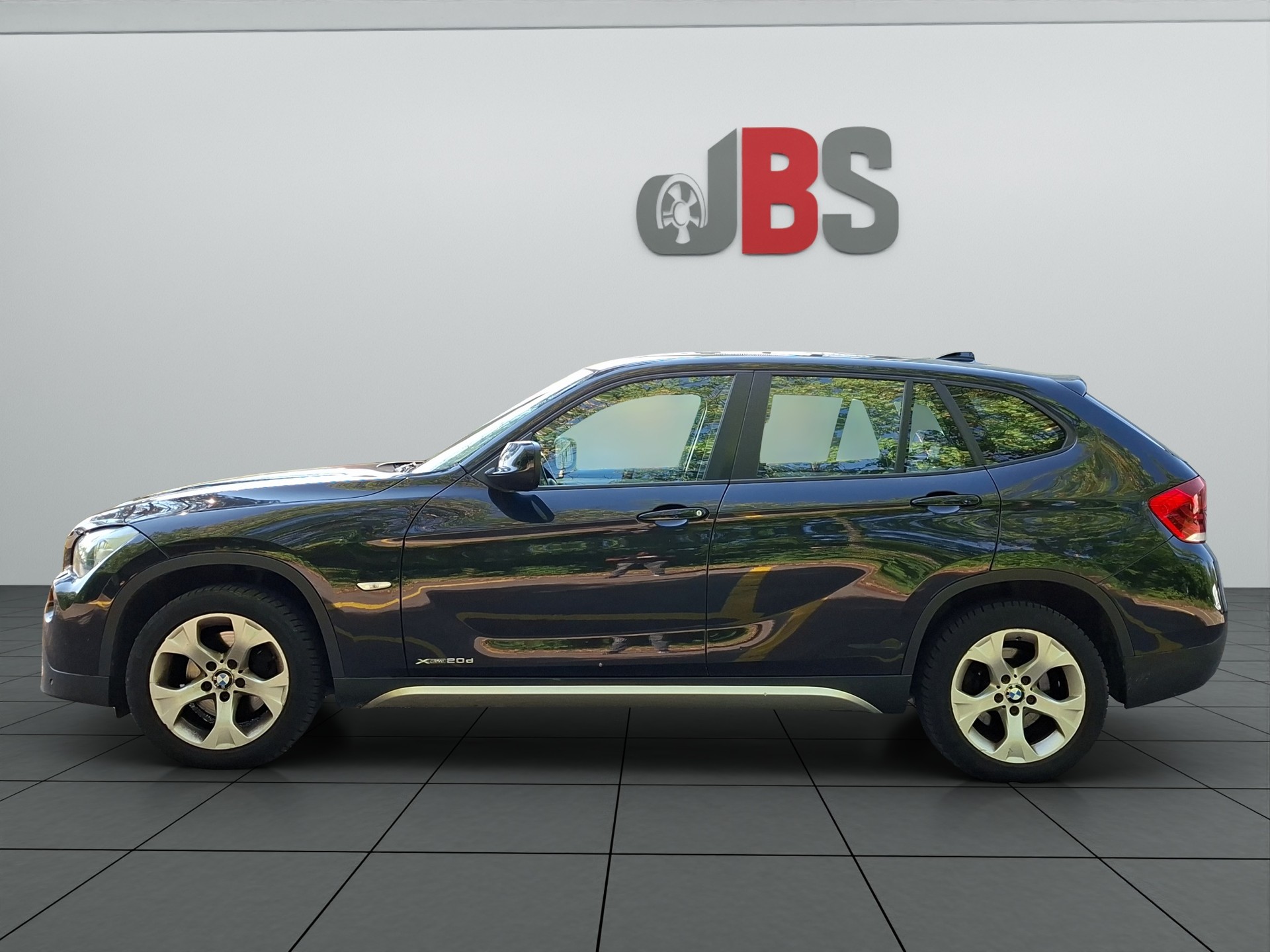 BMW X1 xDrive 20d-showroom-element-1