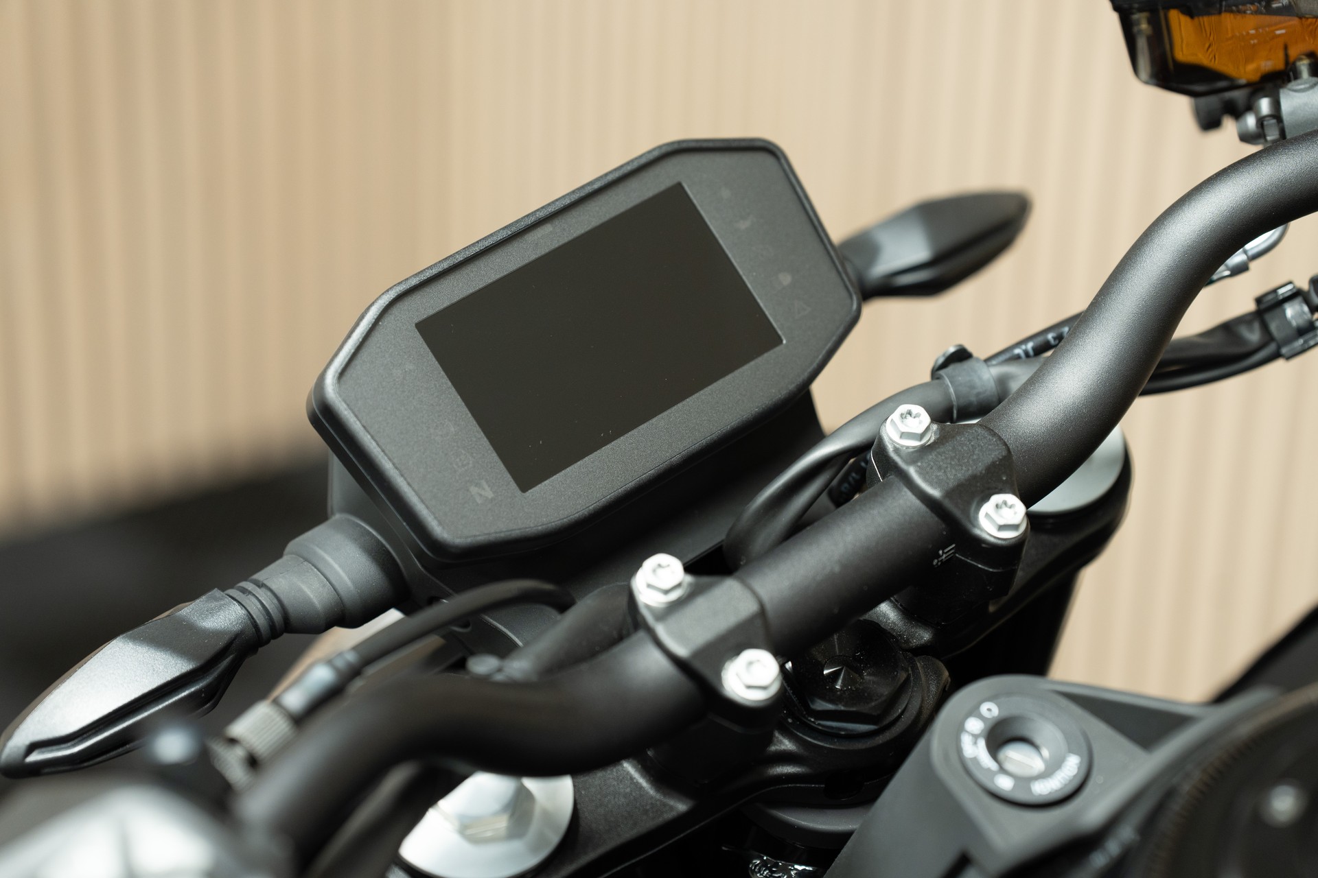 KTM 790 Duke Black Edition mit Sportschalldämpfer, Kurzheck, Soziusabdeckung, Lenkerendspiegeln und kostenlosem Tech Pack-image-2