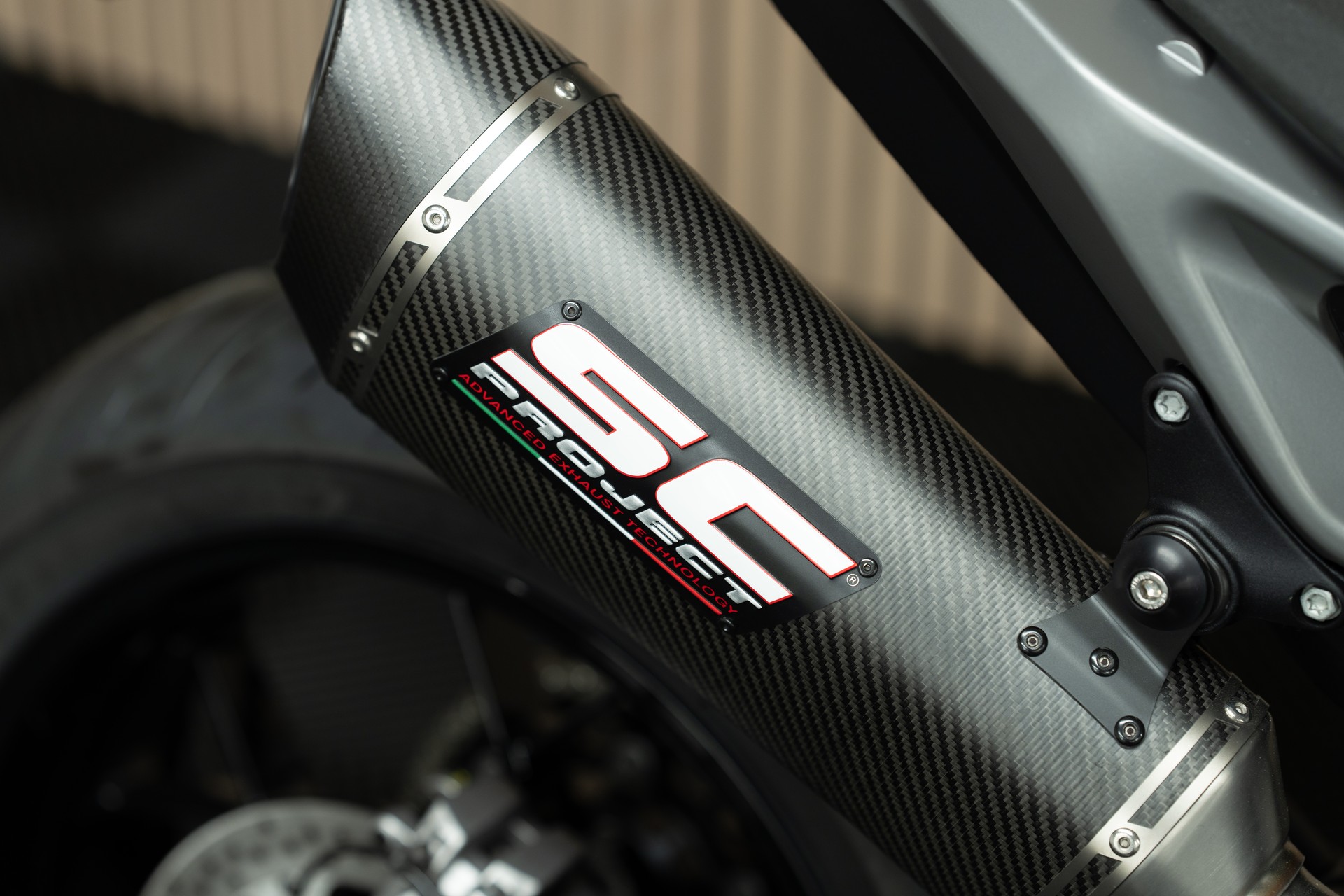 KTM 790 Duke Black Edition mit Sportschalldämpfer, Kurzheck, Soziusabdeckung, Lenkerendspiegeln und kostenlosem Tech Pack-image-4