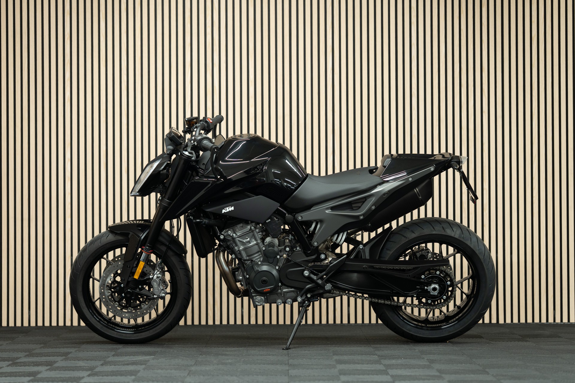 KTM 790 Duke Black Edition mit Sportschalldämpfer, Kurzheck, Soziusabdeckung, Lenkerendspiegeln und kostenlosem Tech Pack-image-1