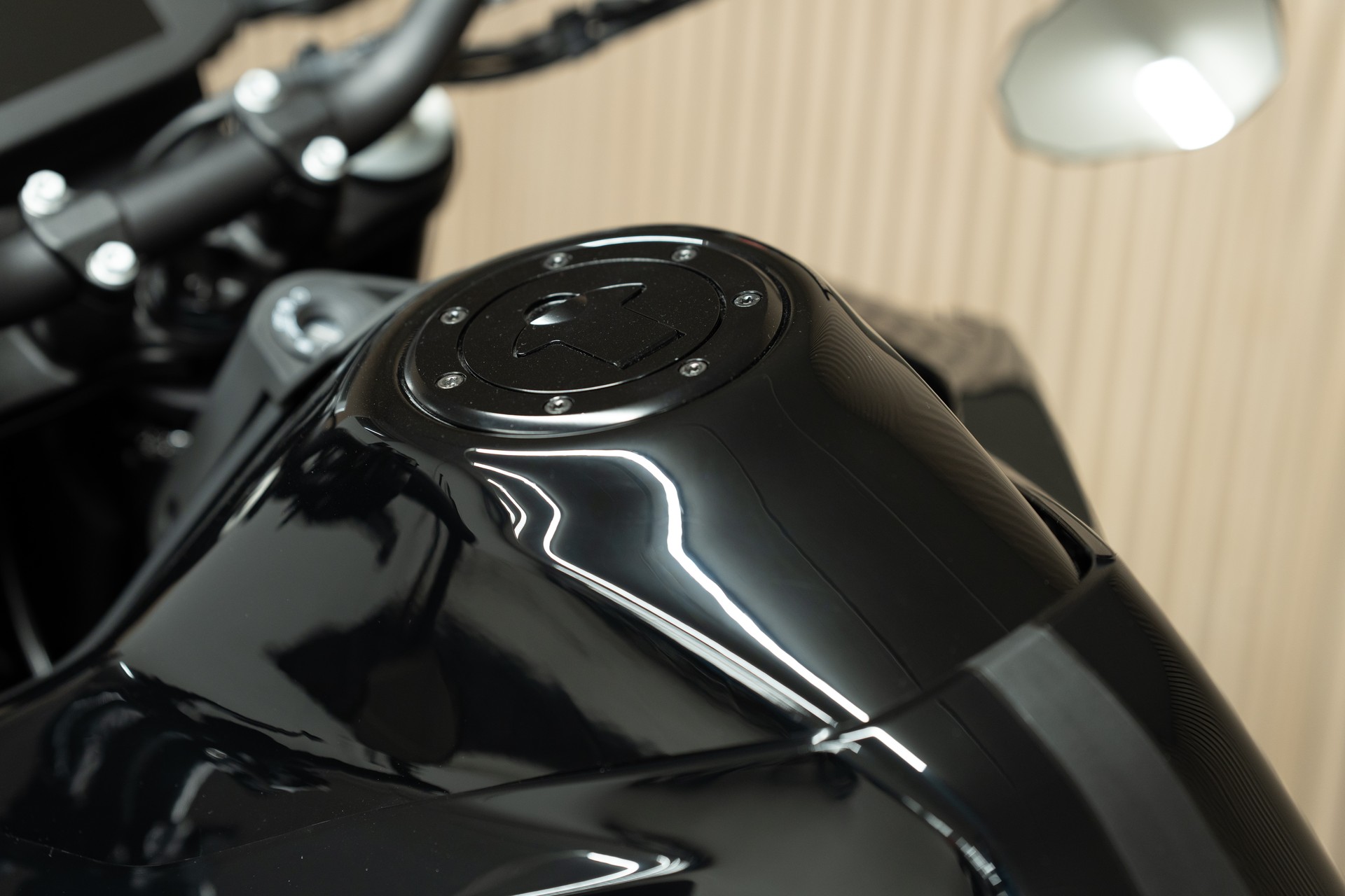 KTM 790 Duke Black Edition mit Sportschalldämpfer, Kurzheck, Soziusabdeckung, Lenkerendspiegeln und kostenlosem Tech Pack-image-3