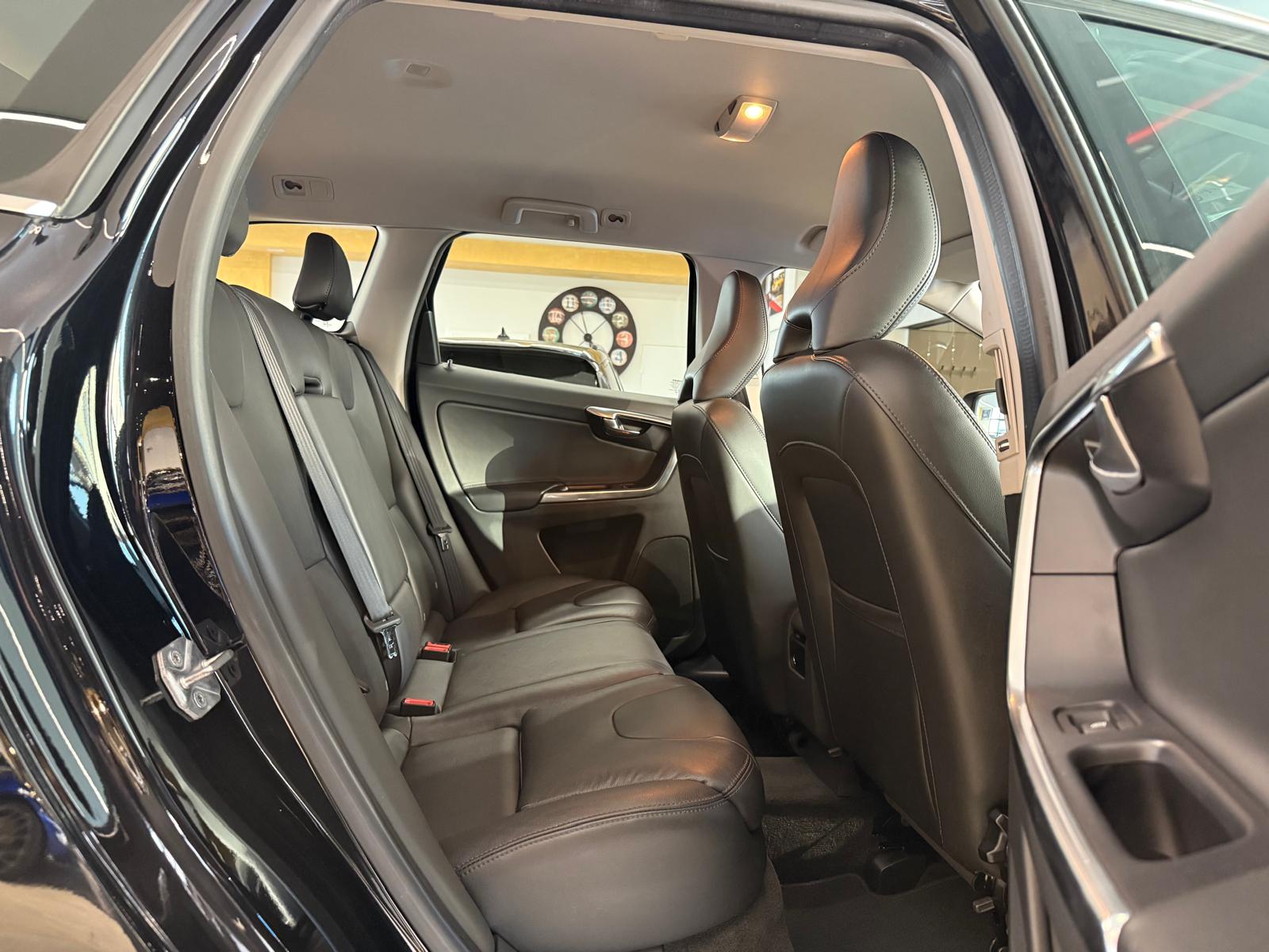 VOLVO XC60 D5 AWD Summum Geartronic-image-16